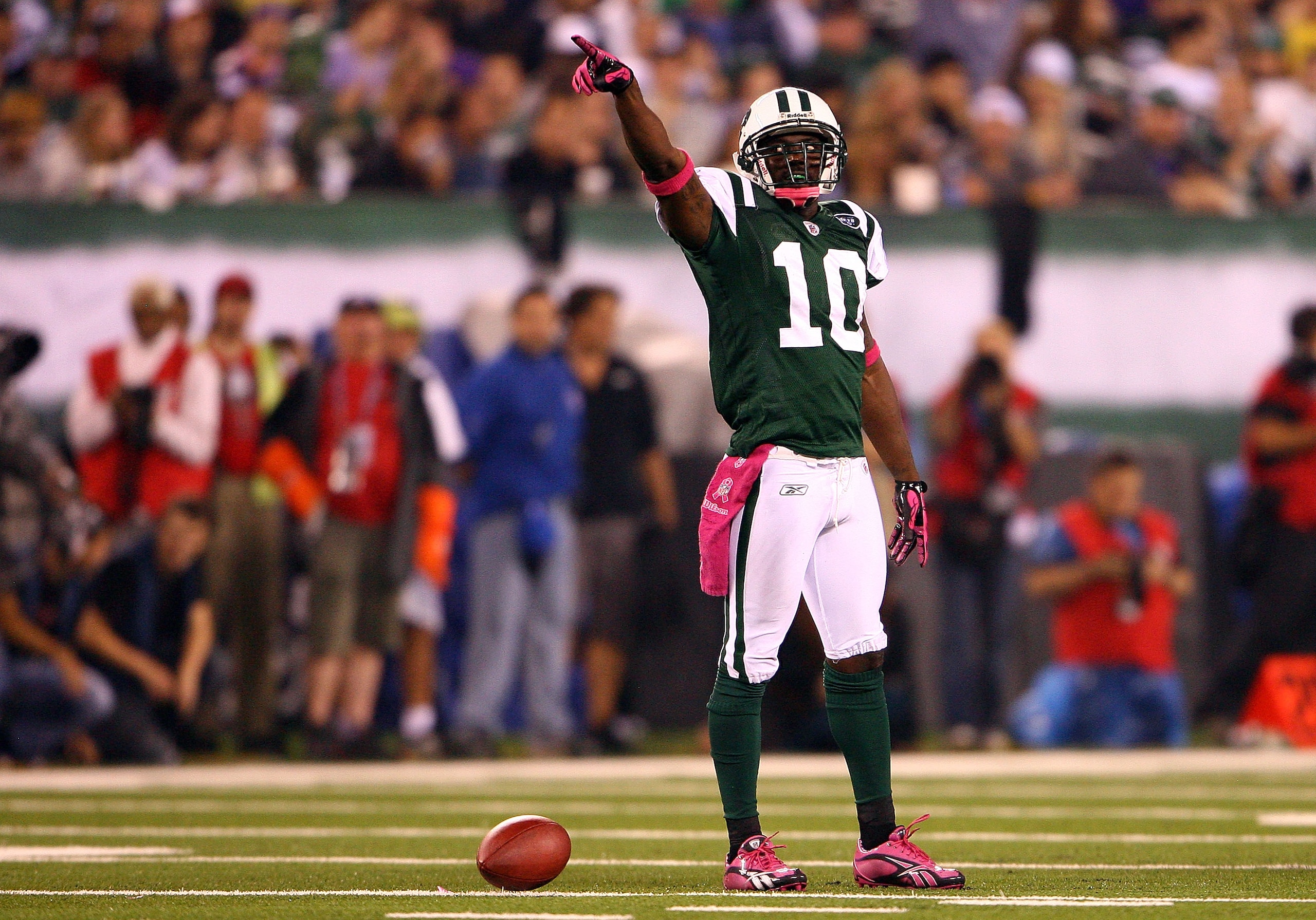 EAST RUTHERFORD, NJ - OCTOBER 11:  Santonio Holmes #10 of the New York Jets gestures after he made a first down reception in the second quarter against the Minnesota Vikings at New Meadowlands Stadium on October 11, 2010 in East Rutherford, New Jersey.  (