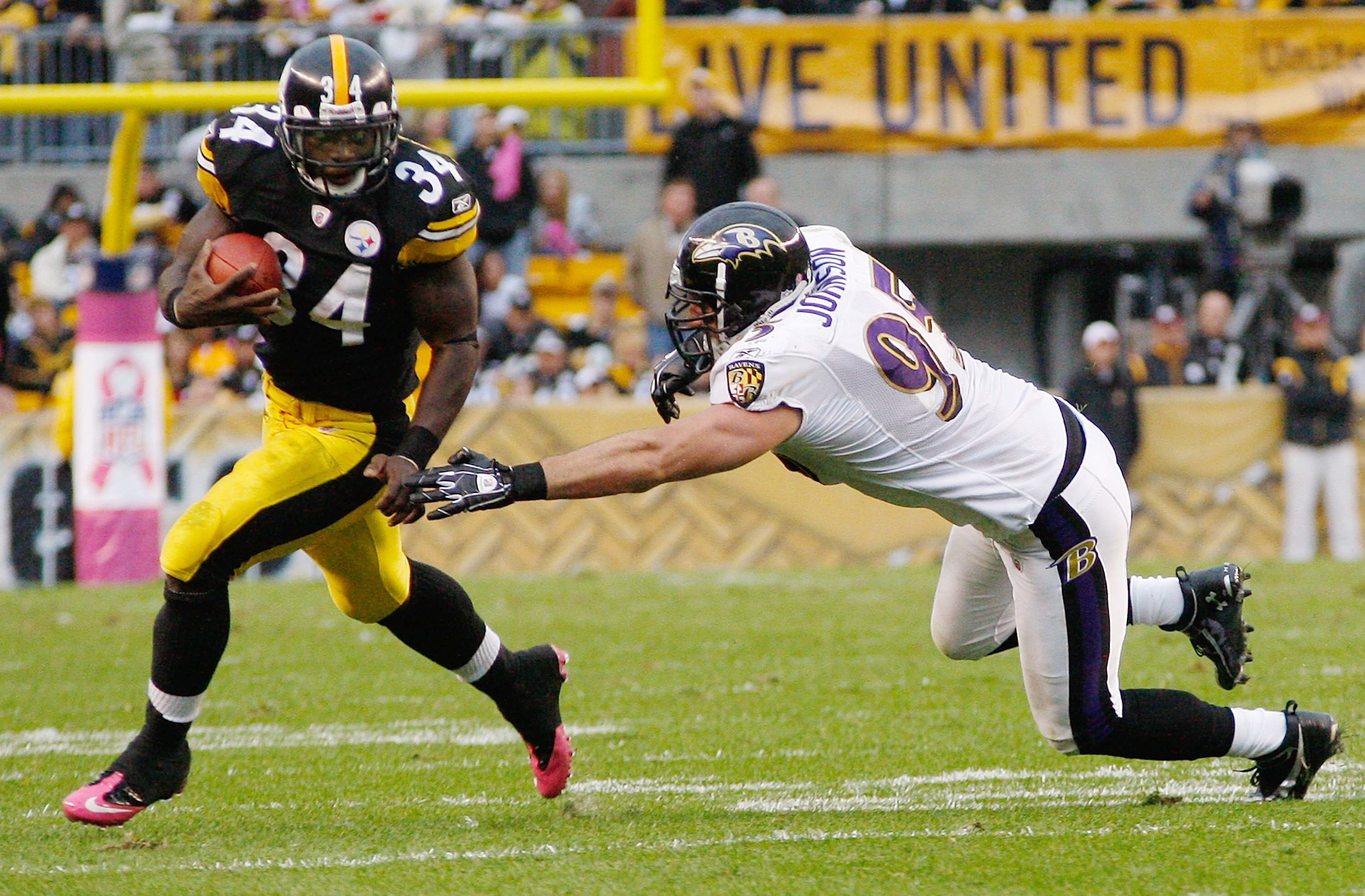 PITTSBURGH - OCTOBER 03:  Rashard Mendenhall #34 of the Pittsburgh Steelers runs by Jarrett Johnson #95 of the Baltimore Ravens during the game on October 3, 2010 at Heinz Field in Pittsburgh, Pennsylvania.  (Photo by Jared Wickerham/Getty Images)