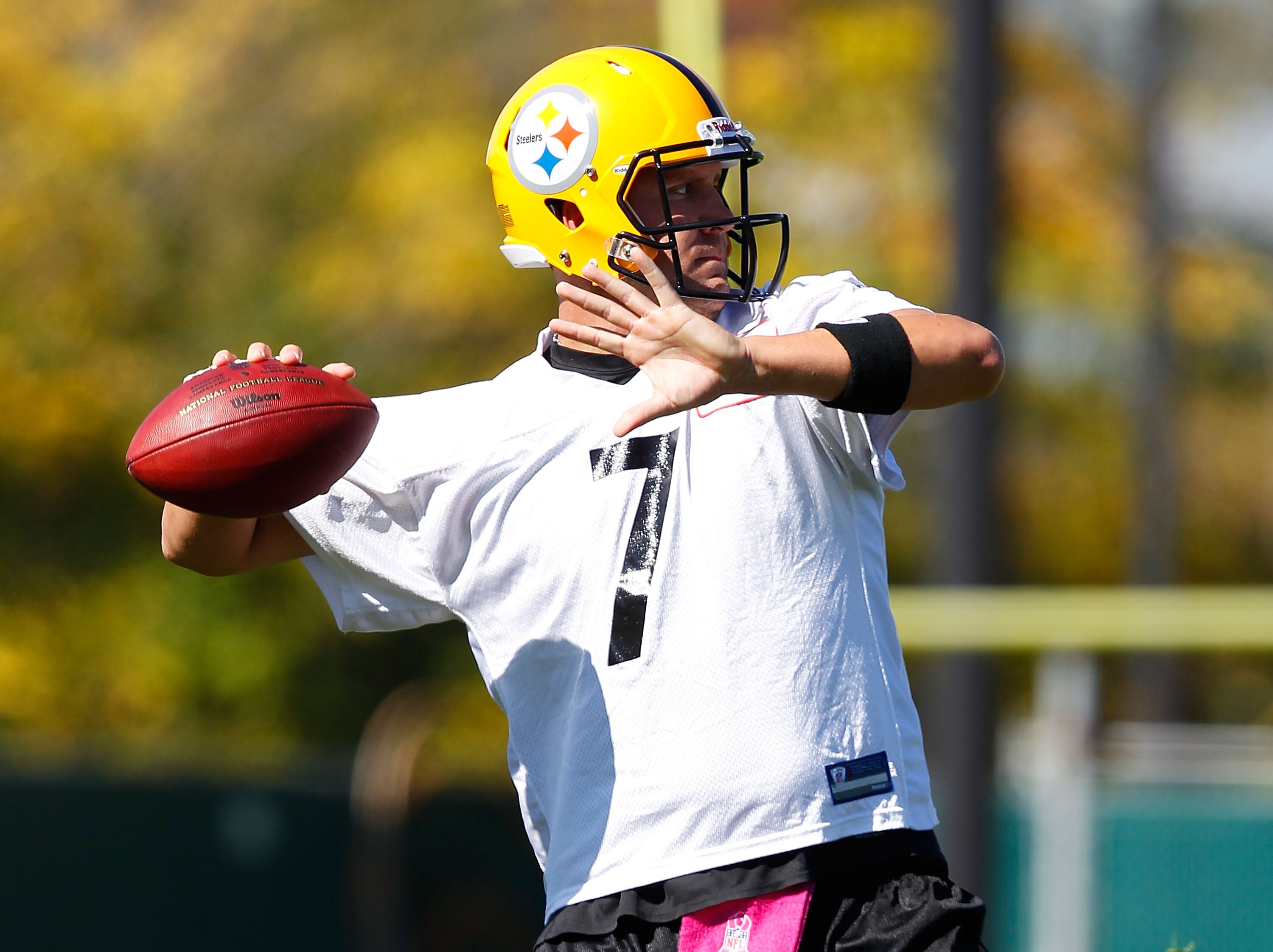 PITTSBURGH - OCTOBER 13:  Ben Roethlisberger #7 of the Pittsburgh Steelers practices at the Pittsburgh Steelers South Side training facility on October 13, 2010 in Pittsburgh, Pennsylvania.  (Photo by Jared Wickerham/Getty Images)