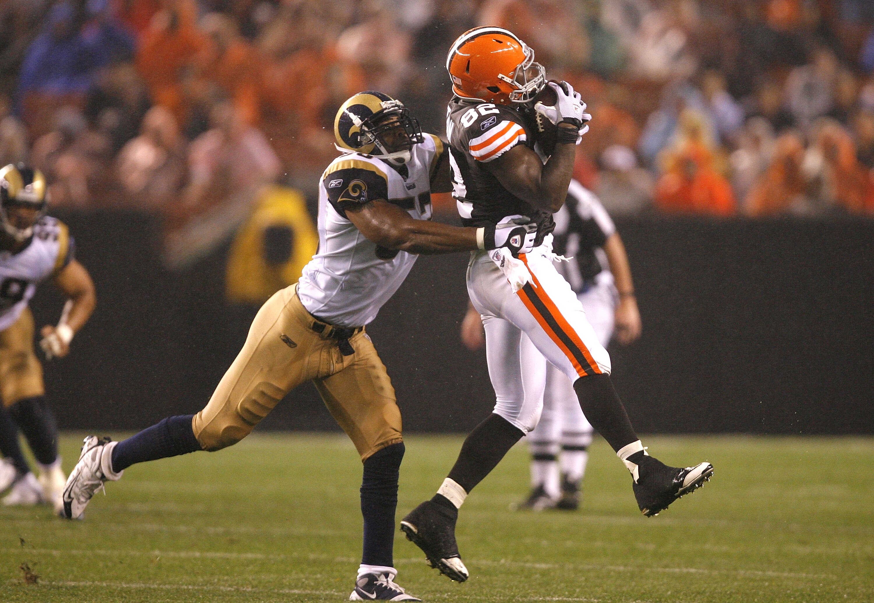 CLEVELAND - AUGUST 21:  Benjamin Watson #82 of the Cleveland Browns makes a catch while defended by Na'il Diggs #53 of the St. Louis Rams at Cleveland Browns Stadium on August 21, 2010 in Cleveland, Ohio.  (Photo by Matt Sullivan/Getty Images)