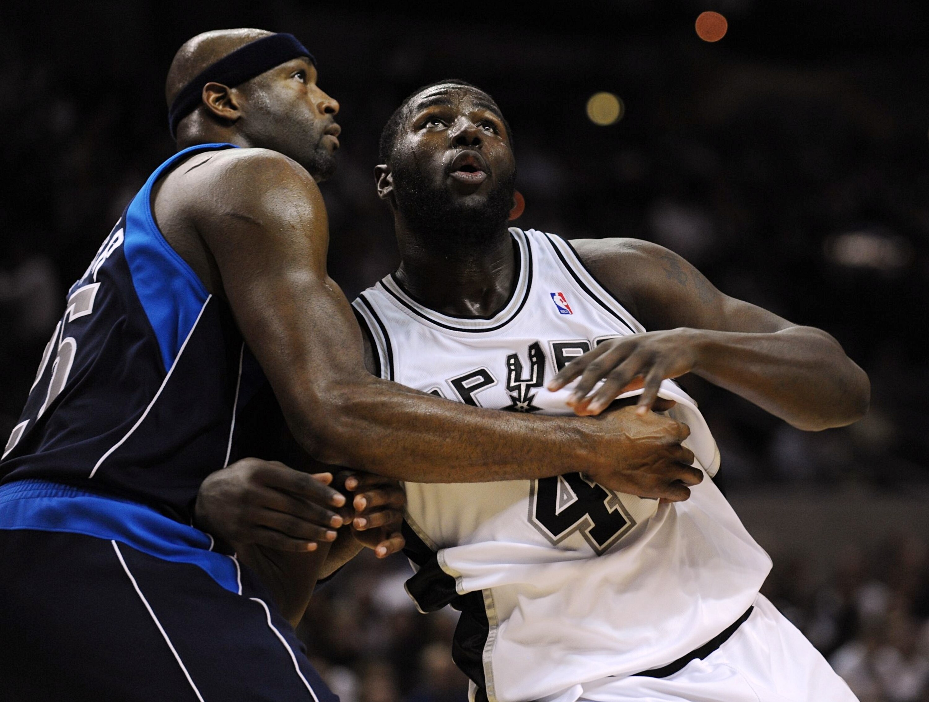 SAN ANTONIO - NOVEMBER 11: Antonio McDyess #25 of the Dallas Mavericks and DeJuan Blair #45 of the San Antonio Spurs battle for position during the game at AT&T Center on November 11, 2009 in San Antonio, Texas.  NOTE TO USER: User expressly acknowledges