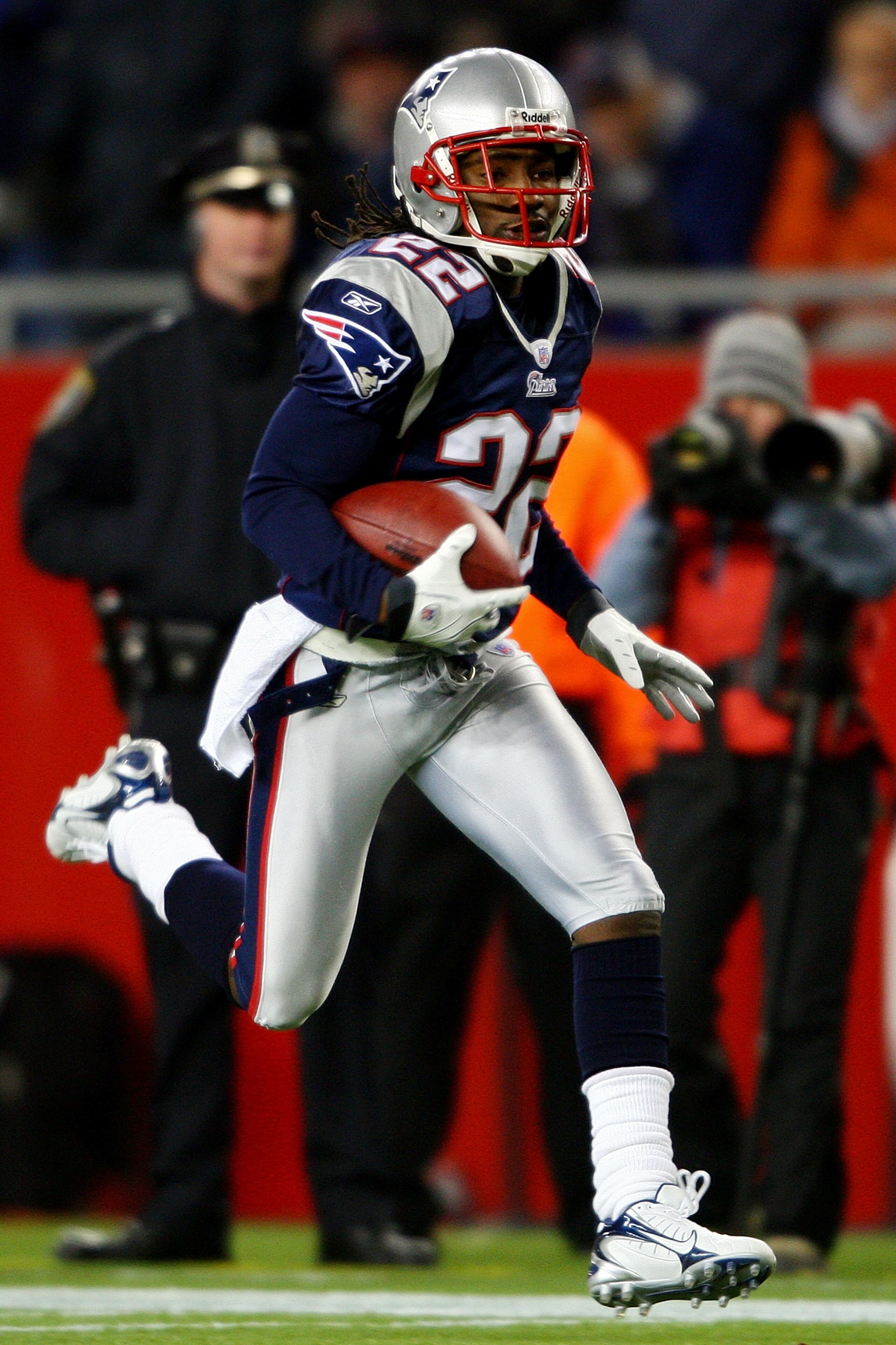 FOXBORO, MA - NOVEMBER 25:  Asante Samuel #22 of the New England Patriots runs back an interception for a touchdown in the first quarter against the Philadelphia Eagles at Gillette Stadium on November 25, 2007 in Foxboro, Massachusetts.  (Photo by Elsa/Ge