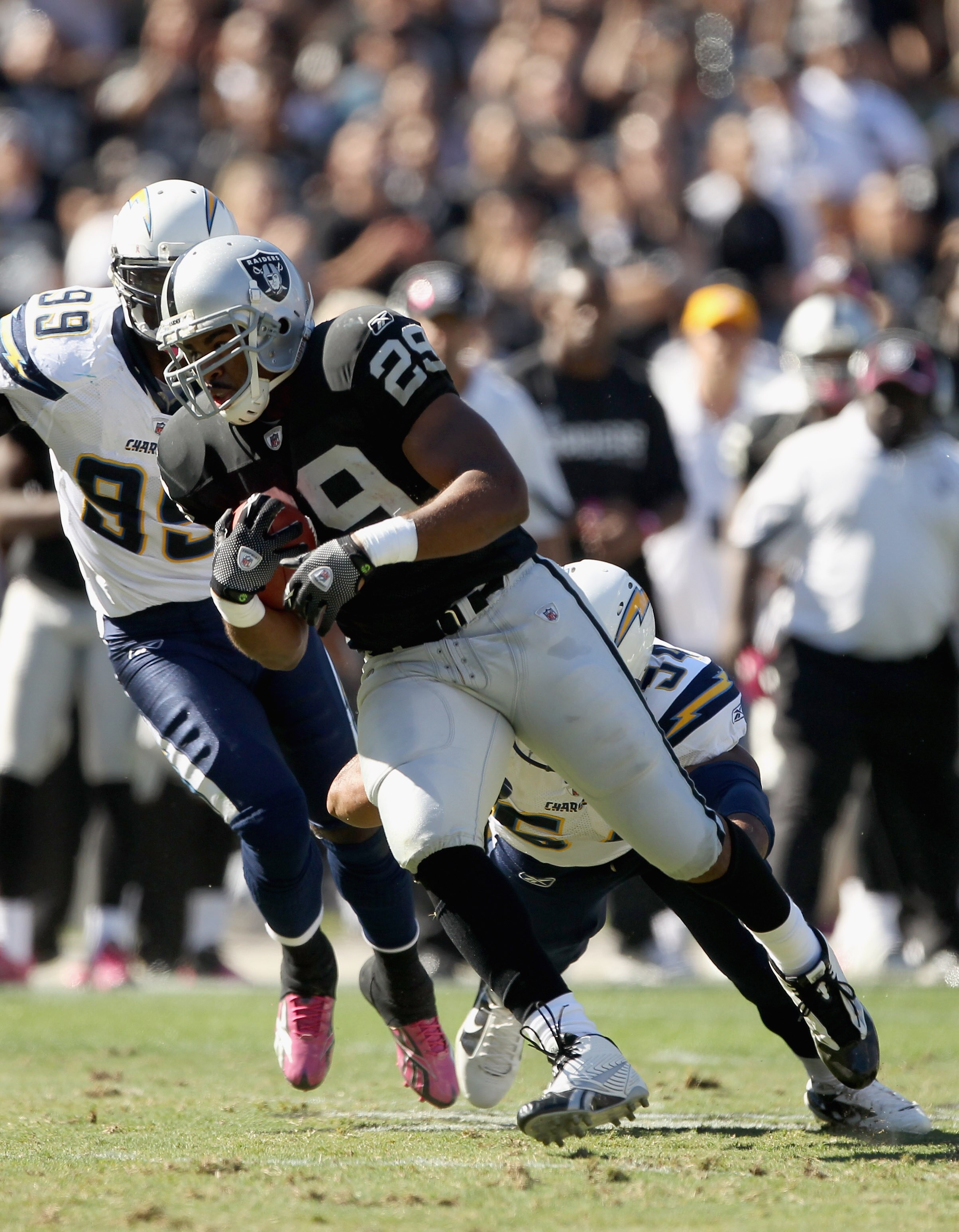 OAKLAND, CA - OCTOBER 10:  Michael Bush #29 of the Oakland Raiders runs with the ball against the San Diego Chargers at Oakland-Alameda County Coliseum on October 10, 2010 in Oakland, California.  (Photo by Ezra Shaw/Getty Images)