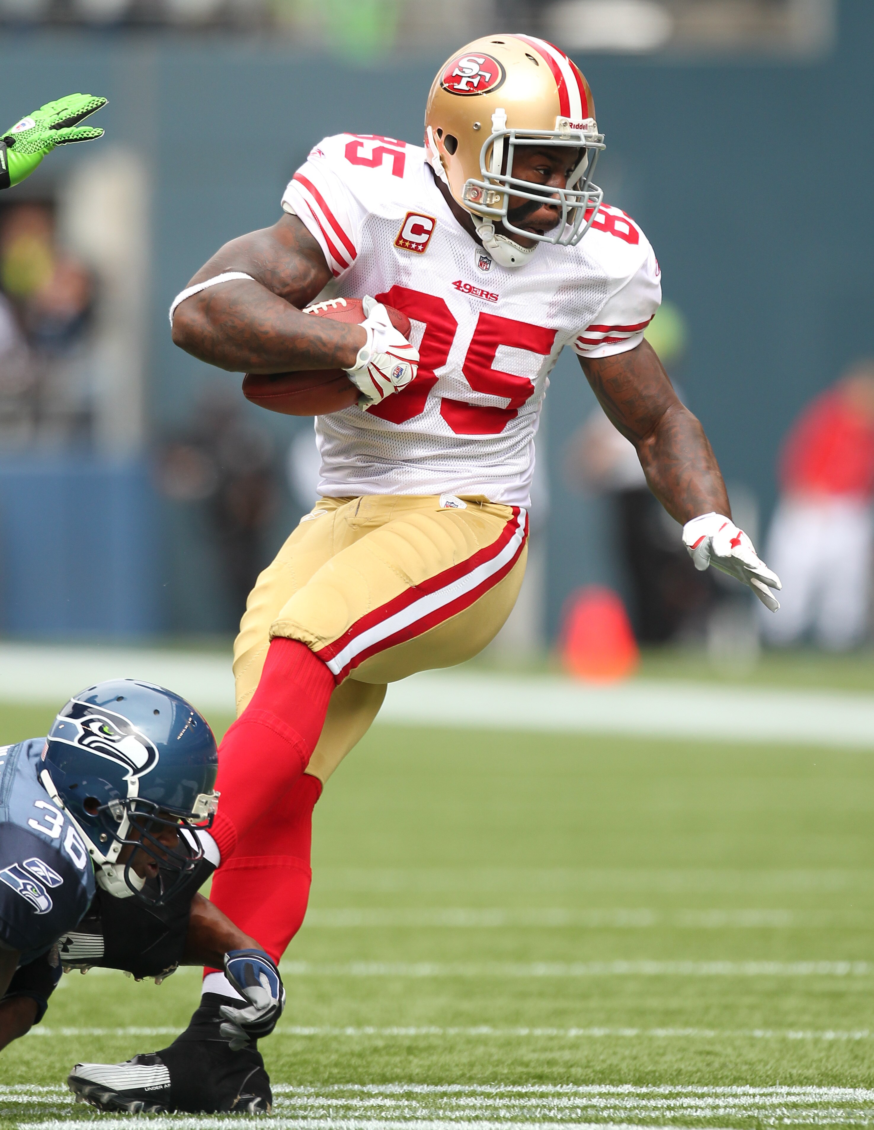 SEATTLE - SEPTEMBER 12:  Tight end Vernon Davis #85 of the San Francisco 49ers rushes during the NFL season opener against Lawyer Milloy #36 of the Seattle Seahawks at Qwest Field on September 12, 2010 in Seattle, Washington. (Photo by Otto Greule Jr/Gett