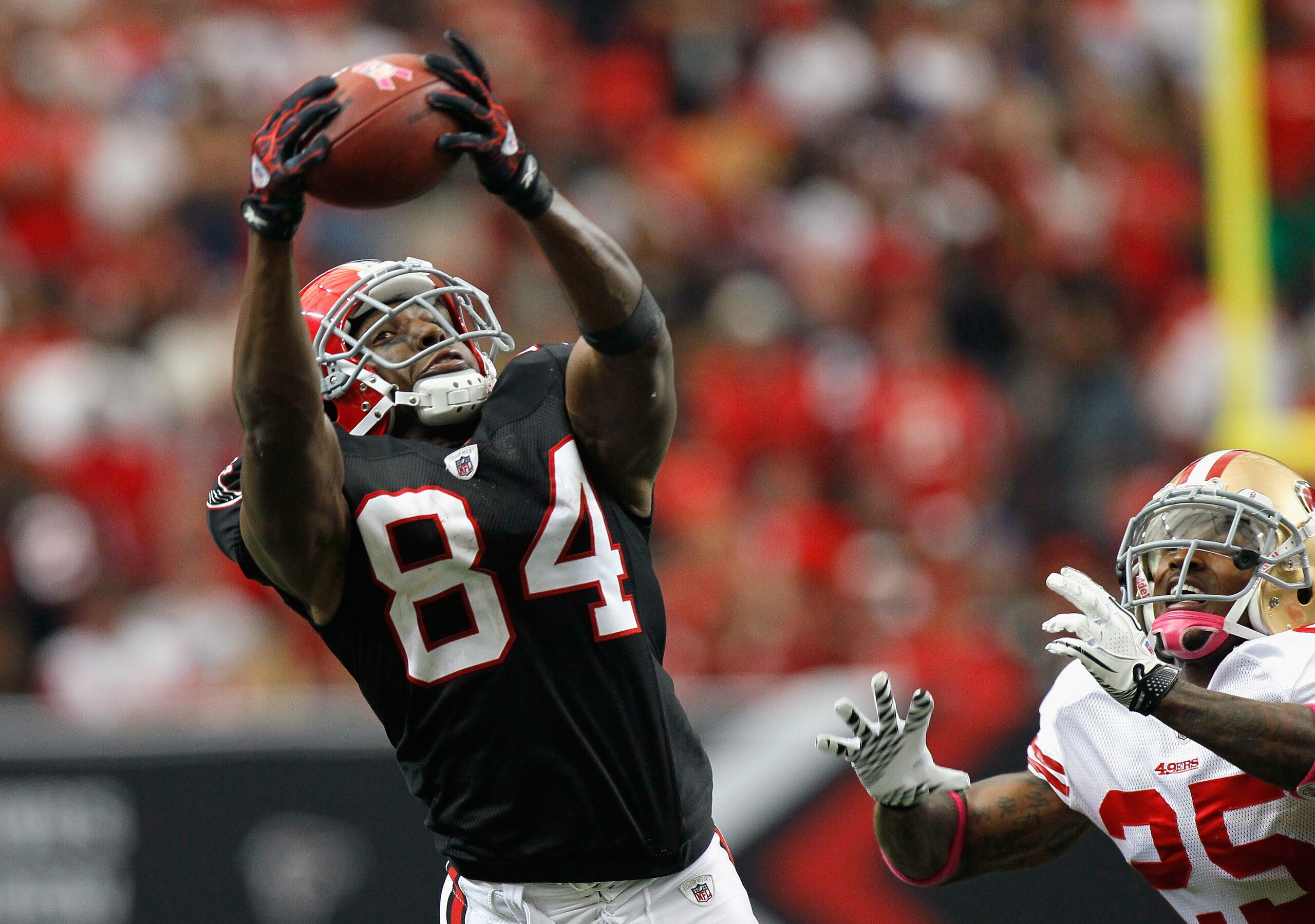 ATLANTA - OCTOBER 03:  Roddy White #84 of the Atlanta Falcons pulls in a reception against Tarell Brown #25 of the San Francisco 49ers at Georgia Dome on October 3, 2010 in Atlanta, Georgia.  (Photo by Kevin C. Cox/Getty Images)