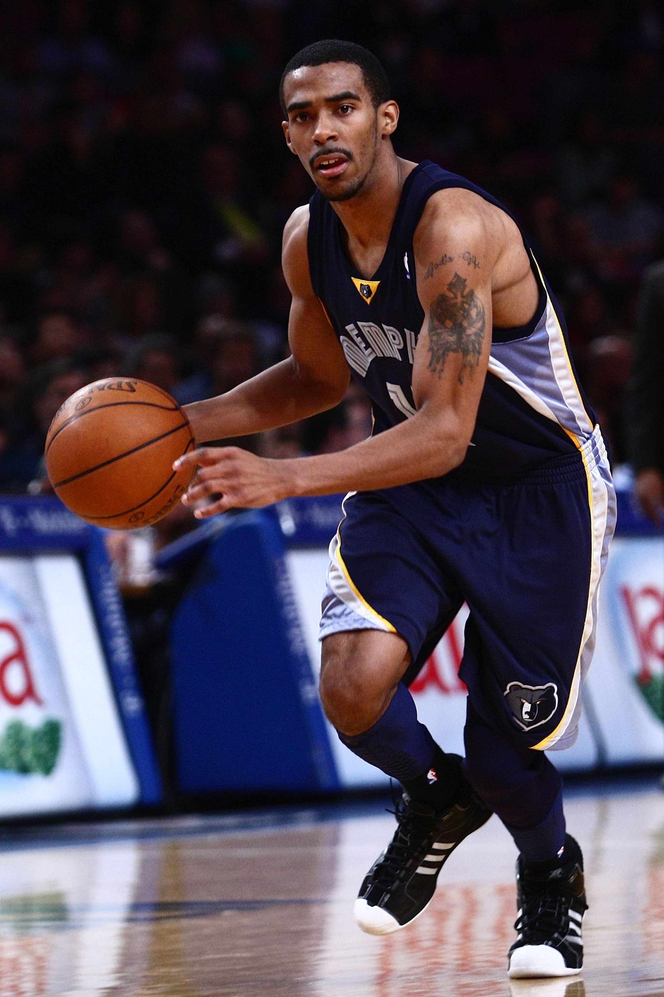 NEW YORK - JANUARY 23:  Mike Conley #11 of the Memphis Grizzlies dribbles the ball during the game against the New York Knicks at Madison Square Garden January 23, 2009 in New York City. NOTE TO USER: User expressly acknowledges and agrees that, by downlo