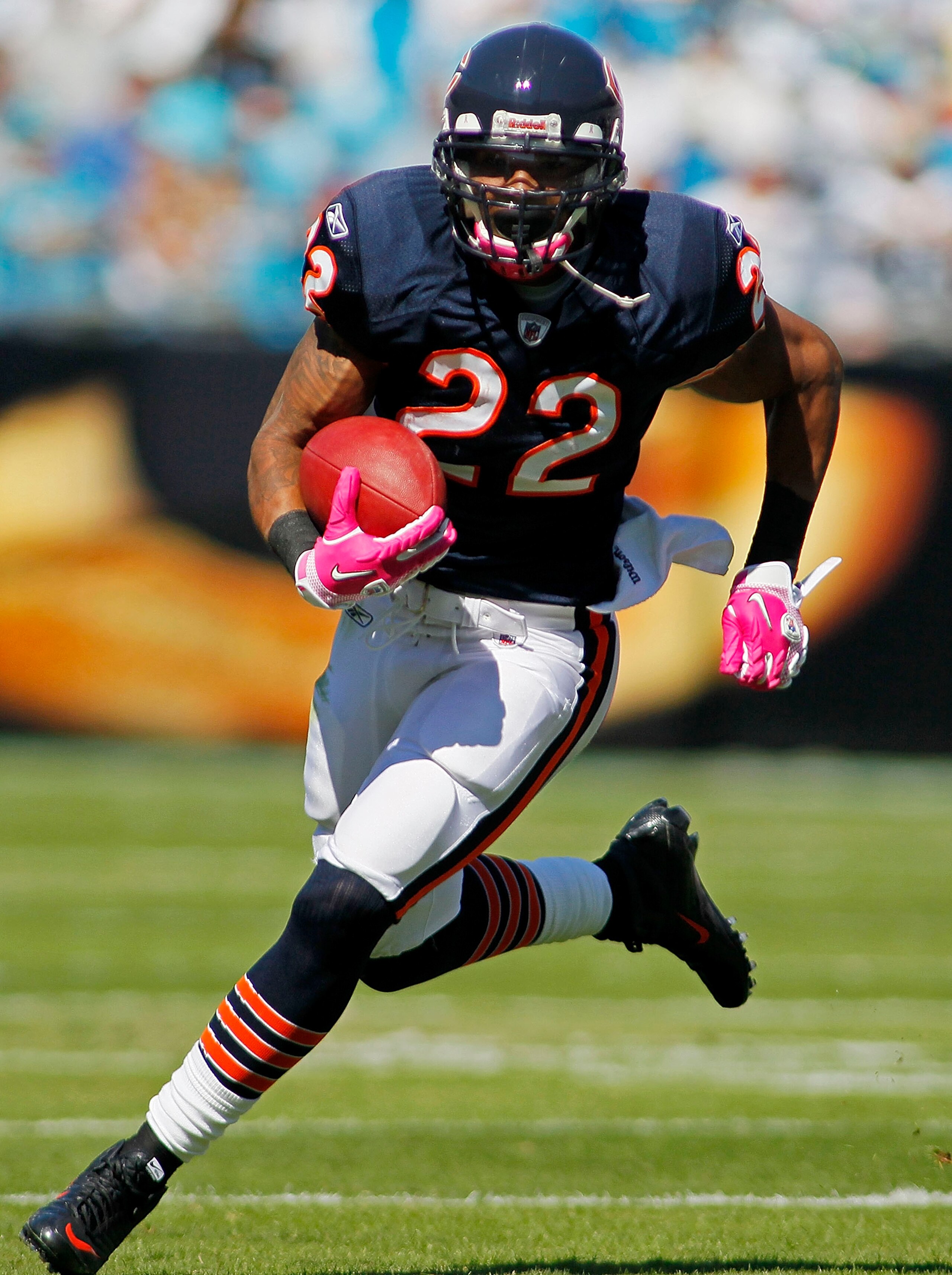 CHARLOTTE, NC - OCTOBER 10: Running back Matt Forte #22 of the Chicago Bears runs with the ball against the Carolina Panthers at Bank of America Stadium on October 10, 2010 in Charlotte, North Carolina. (Photo by Geoff Burke/Getty Images)