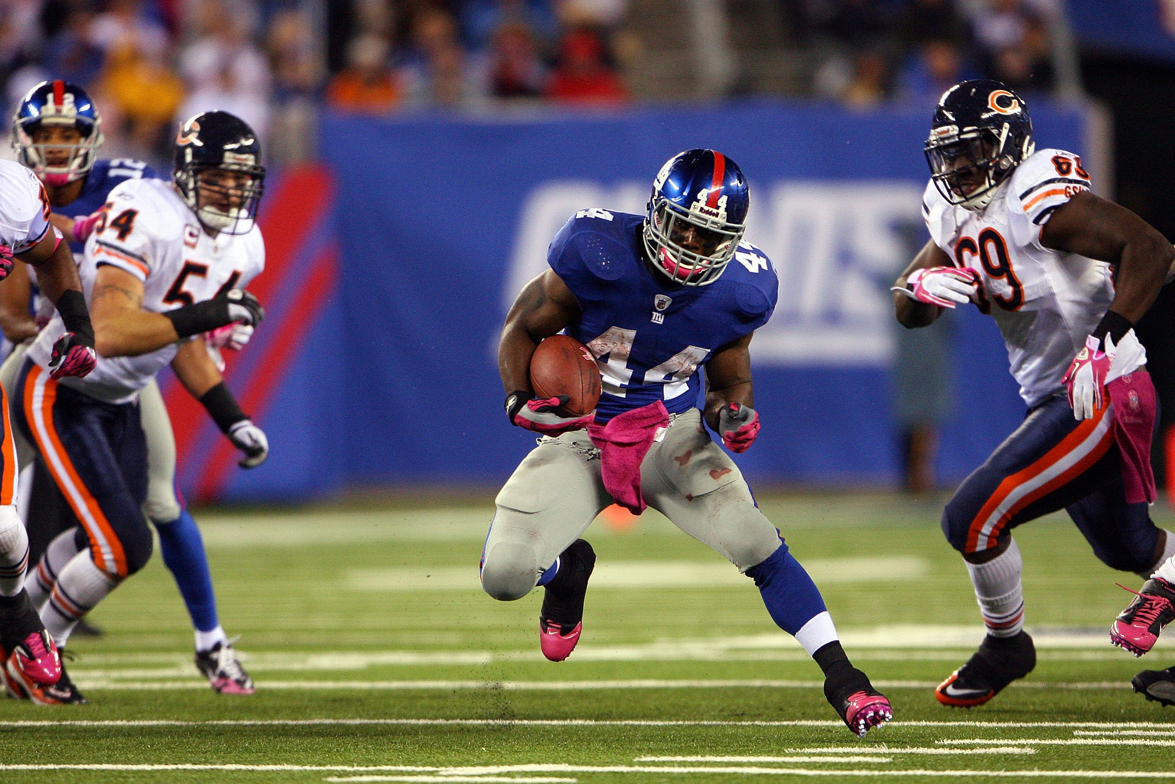 EAST RUTHERFORD, NJ - OCTOBER 03:  Ahmad Bradshaw #44 of the New York Giants runs the ball against the Chicago Bears at New Meadowlands Stadium on October 3, 2010 in East Rutherford, New Jersey.  (Photo by Andrew Burton/Getty Images)