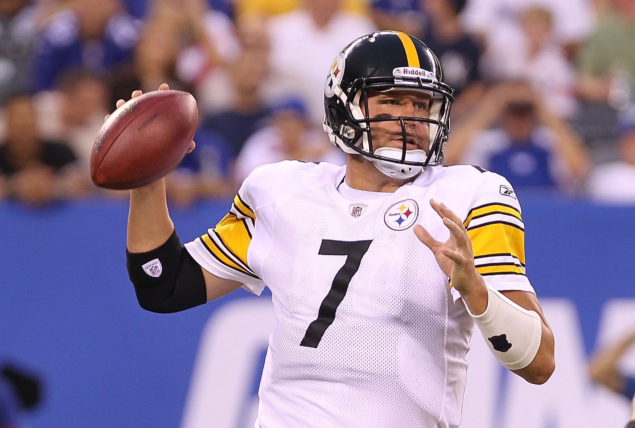 EAST RUTHERFORD, NJ - AUGUST 21:  Ben Roethlisberger #7 of the Pittsburgh Steelers passes against the New York Giants during their preseason game at New Meadowlands Stadium on August 21, 2010 in East Rutherford, New Jersey.  (Photo by Nick Laham/Getty Ima