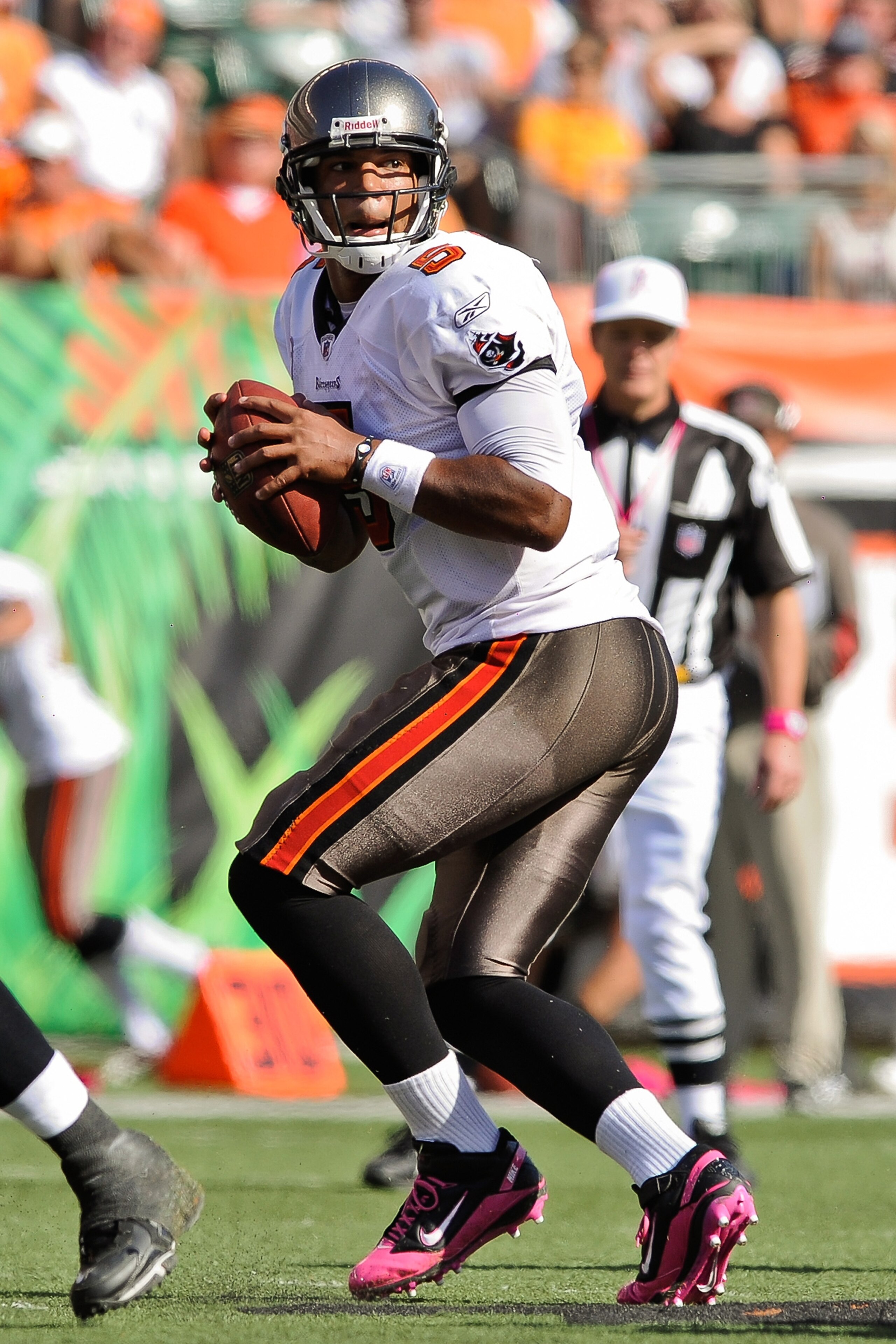 CINCINNATI, OH - OCTOBER 10: Quarterback Josh Freeman #5 of the Tampa Bay Buccaneers gets set to pass against the Cincinnati Bengals at Paul Brown Stadium on October 10, 2010 in Cincinnati, Ohio. (Photo by Jamie Sabau/Getty Images)