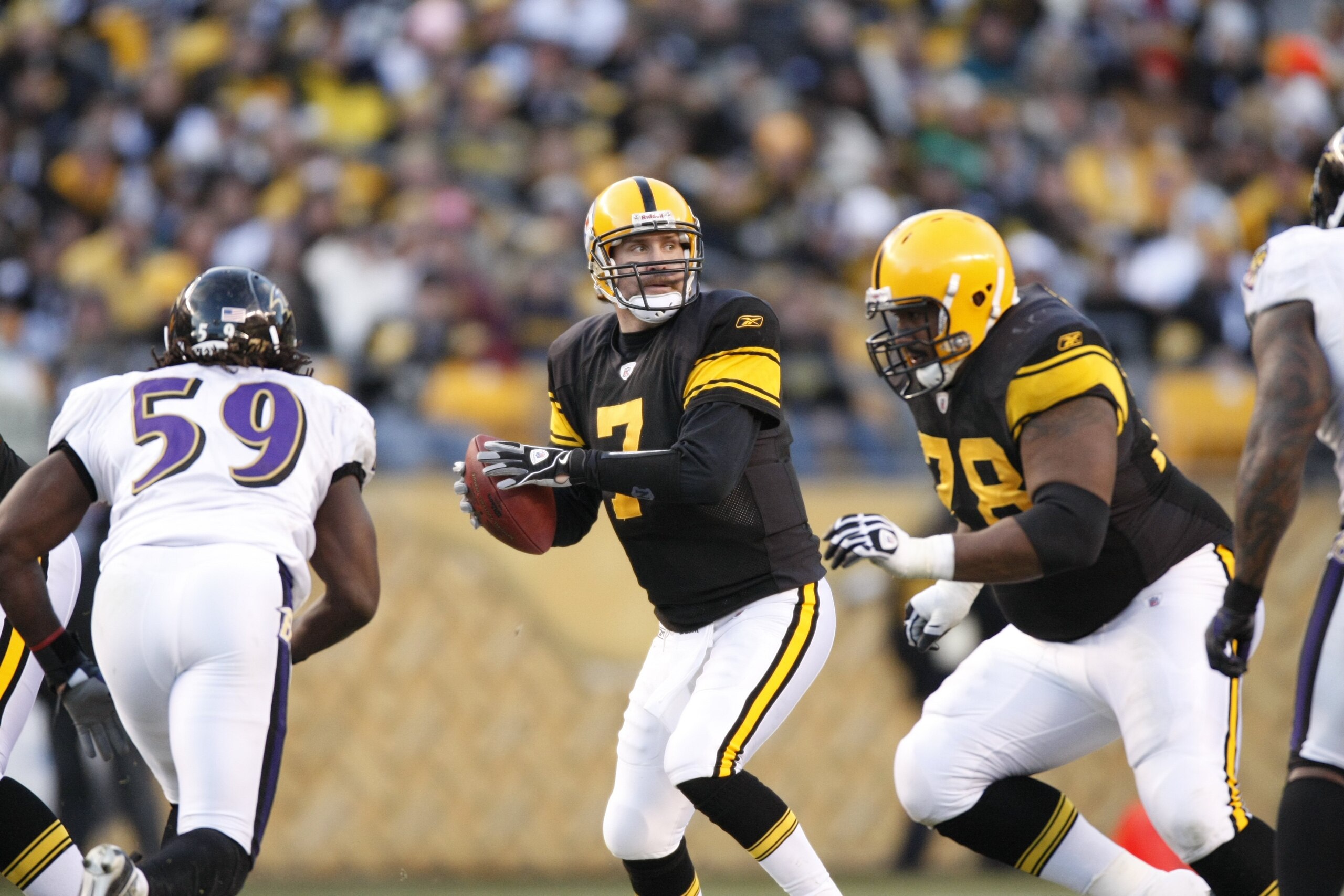 PITTSBURGH - DECEMBER 27:  Ben Roethlisberger #7 of the Pittsburgh Steelers looks for a receiver during the game against the Baltimore Ravens on December 27, 2009 at Heinz Field in Pittsburgh, Pennsylvania. (Photo by Gregory Shamus/Getty Images)