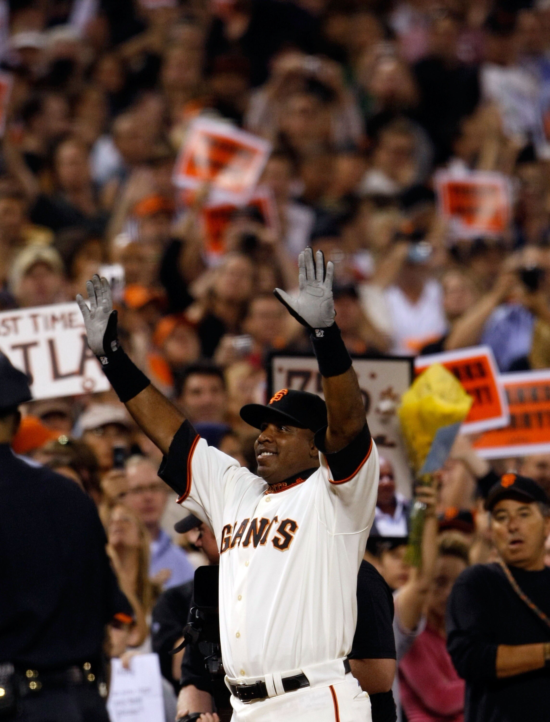 SAN FRANCISCO - SEPTEMBER 26:  Barry Bonds #25 of the San Francisco Giants waves to fans as leaves the game at the end of the sixth inning against the San Diego Padres September 26, 2007 at AT&T Park in San Francisco, California. Tonight will be the final