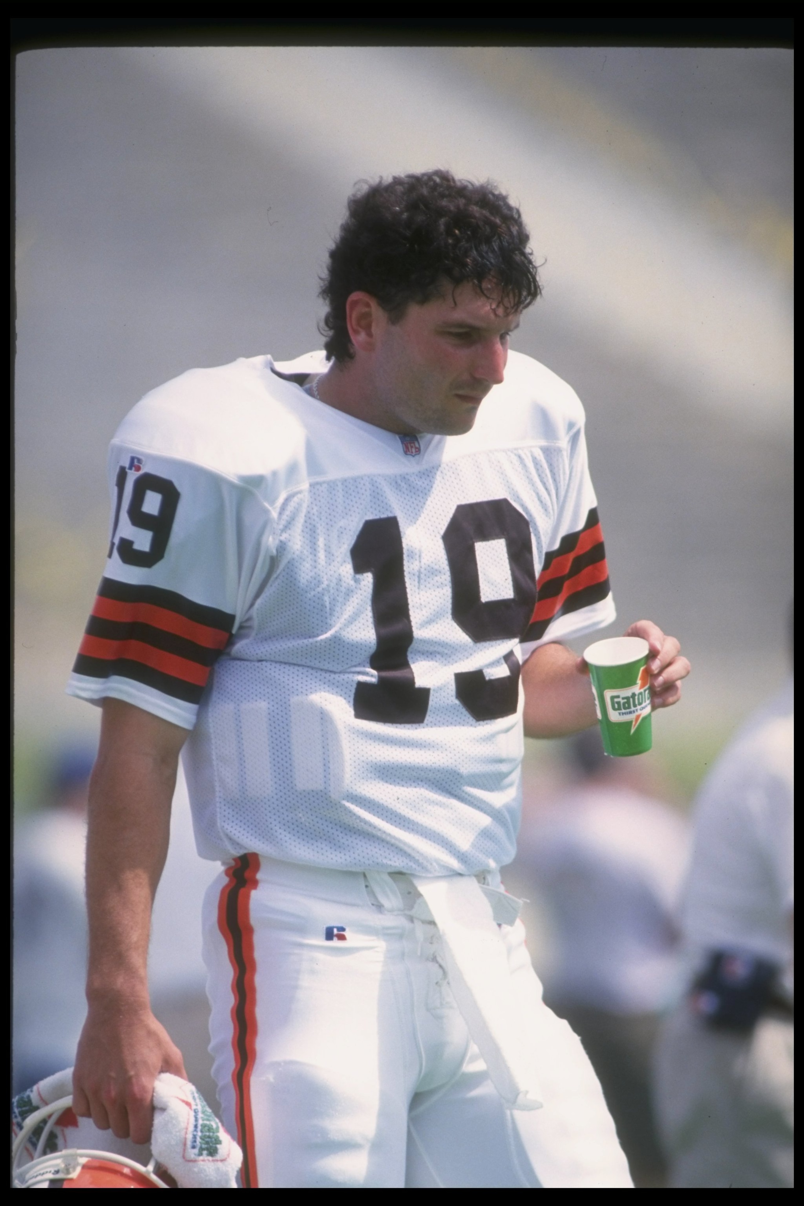 19 Sep 1993: Quarterback Bernie Kosar of the Cleveland Browns looks on during a game against the Los Angeles Raiders at Cleveland Stadium in Cleveland, Ohio. The Browns won the game, 19-16. 19 Sep 1993: Quarterback Bernie Kosar of the Cleveland Browns looks on during a game against the Los Angeles Raiders at Cleveland Stadium in Cleveland, Ohio. The Browns won the game, 19-16.