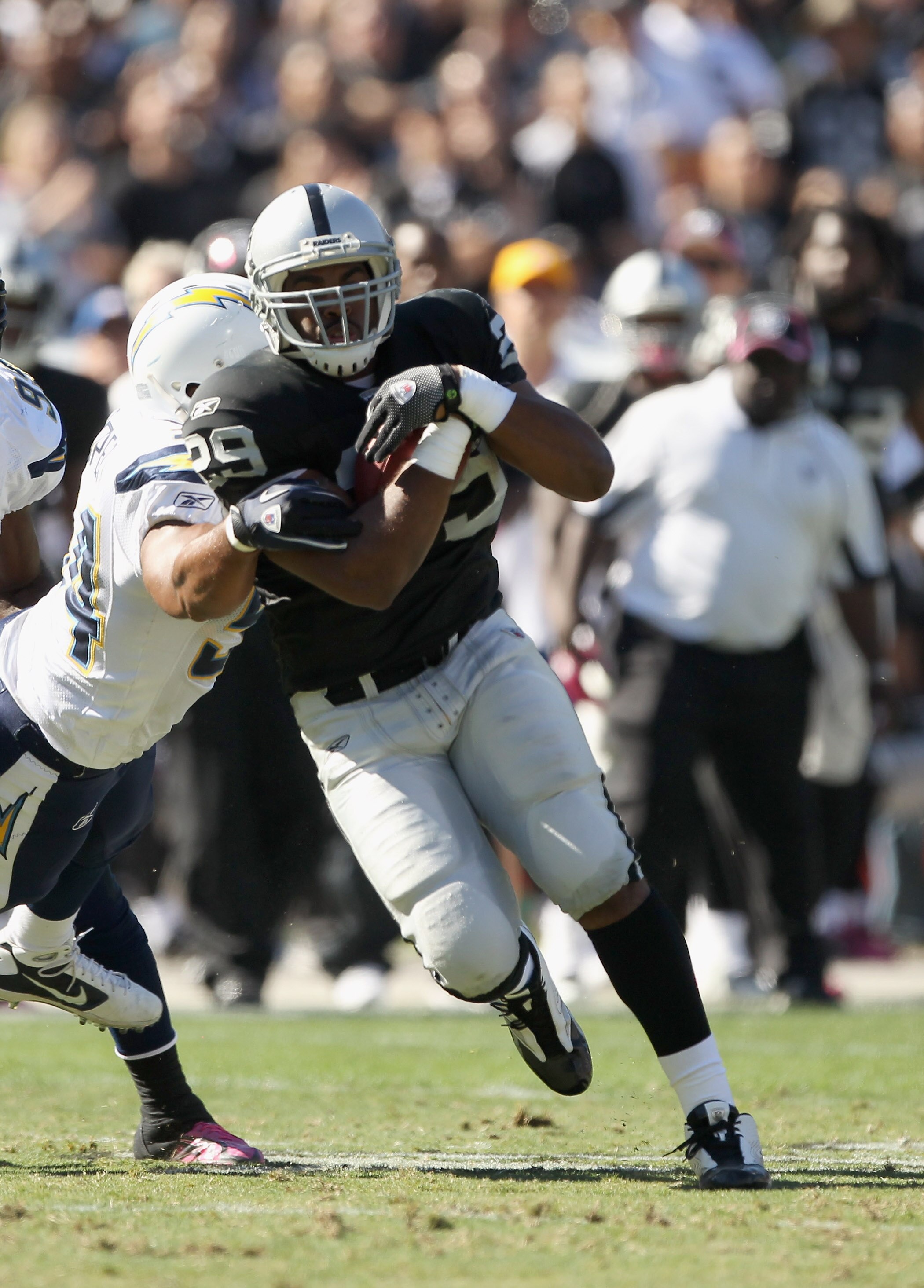 OAKLAND, CA - OCTOBER 10:  Michael Bush #29 of the Oakland Raiders runs with the ball against the San Diego Chargers at Oakland-Alameda County Coliseum on October 10, 2010 in Oakland, California.  (Photo by Ezra Shaw/Getty Images)