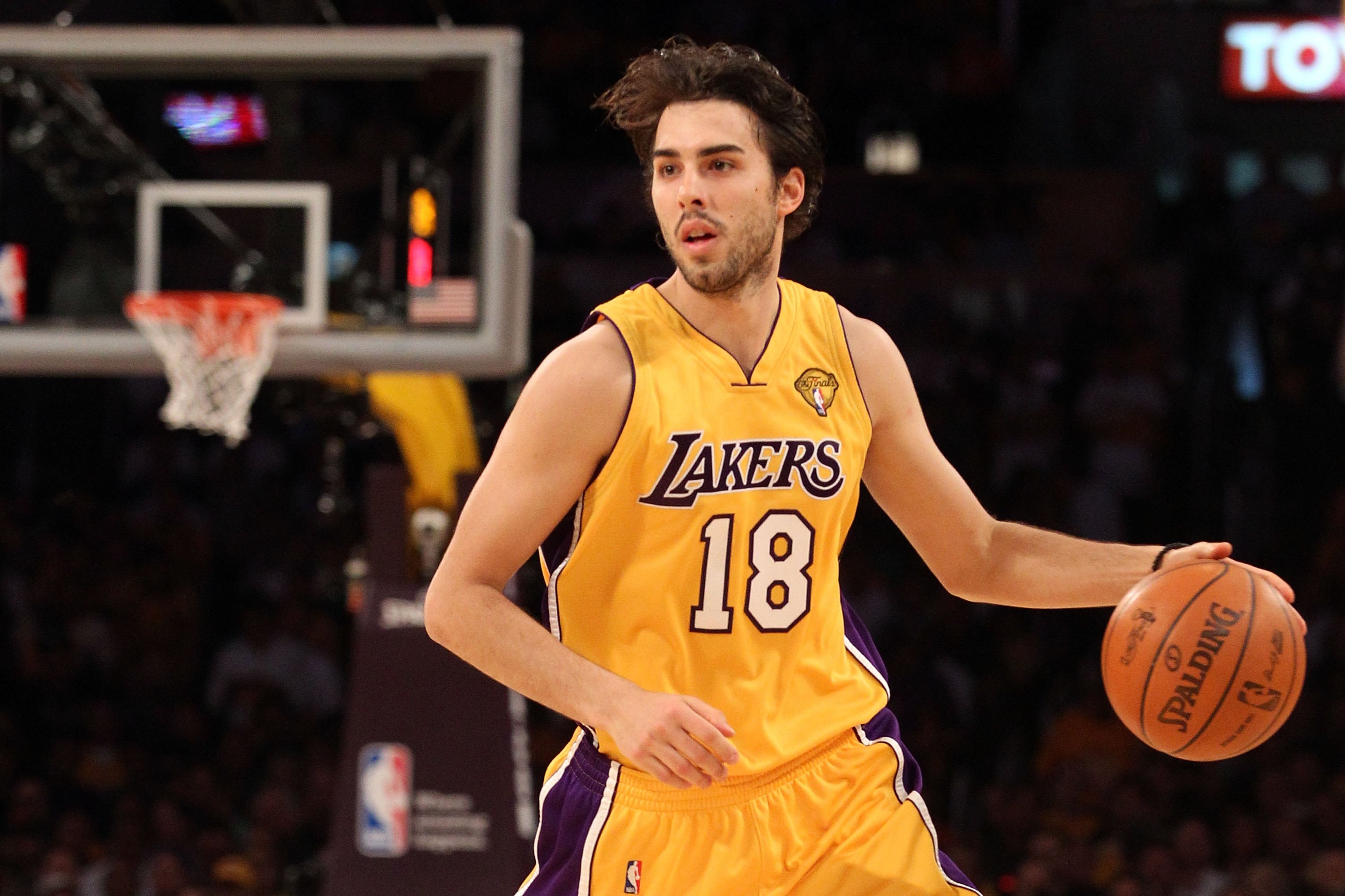 LOS ANGELES, CA - JUNE 15:  Sasha Vujacic #18 of the Los Angeles Lakers moves the ball while taking on the Boston Celtics in Game Six of the 2010 NBA Finals at Staples Center on June 15, 2010 in Los Angeles, California.  NOTE TO USER: User expressly ackno