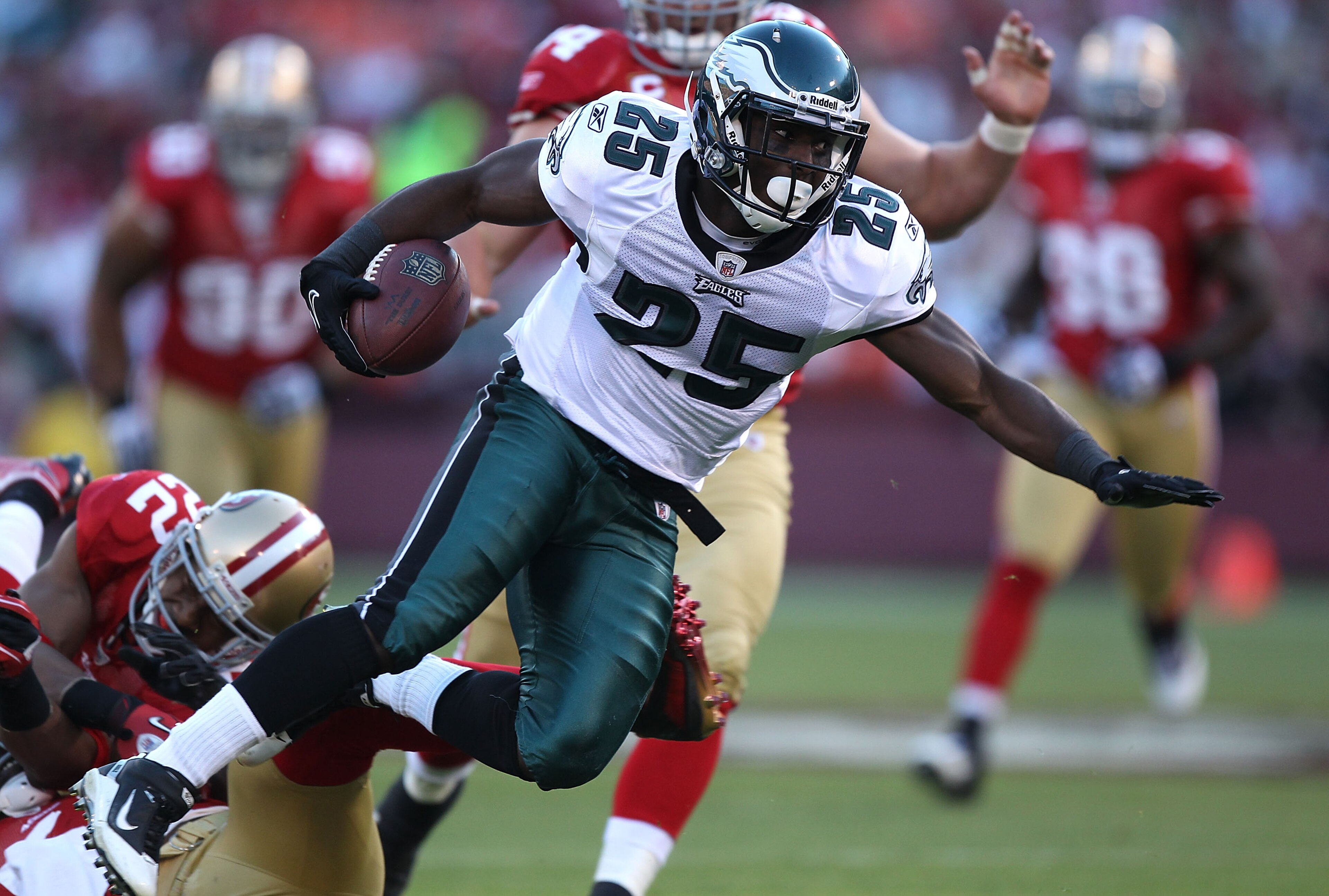 SAN FRANCISCO - OCTOBER 10:  LeSean McCoy #25 of the Philadelphia Eagles runs against the San Francisco 49ers during an NFL game at Candlestick Park on October 10, 2010 in San Francisco, California.  (Photo by Jed Jacobsohn/Getty Images)