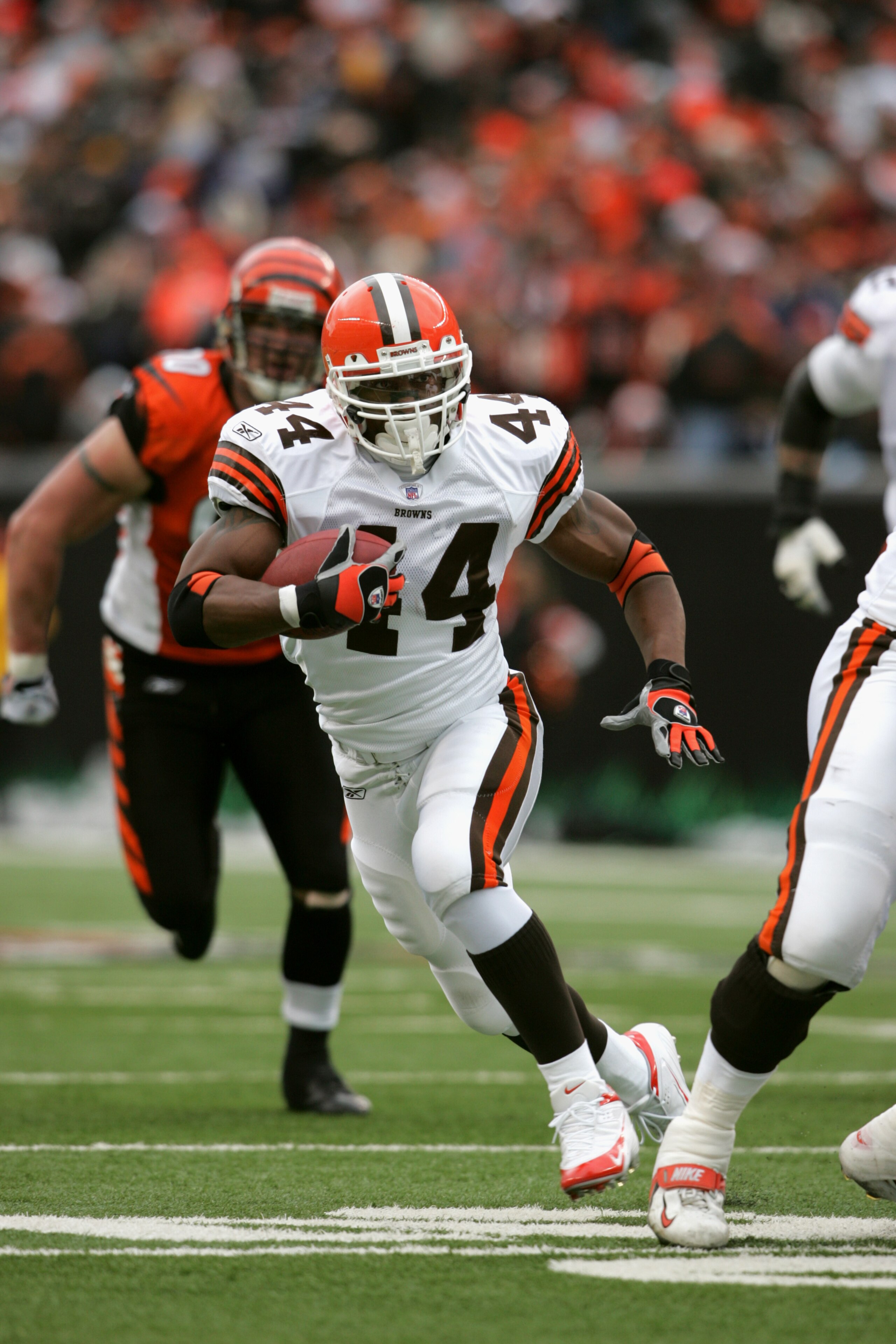 CINCINNATI - DECEMBER 11:  Running back Lee Suggs #44 of the Cleveland Browns carries the ball against the Cincinnati Bengals at Paul Brown Stadium on December 11, 2005 in Cincinnati, Ohio. The Bengals defeated the Browns 23-20.  (Photo by Andy Lyons/Gett