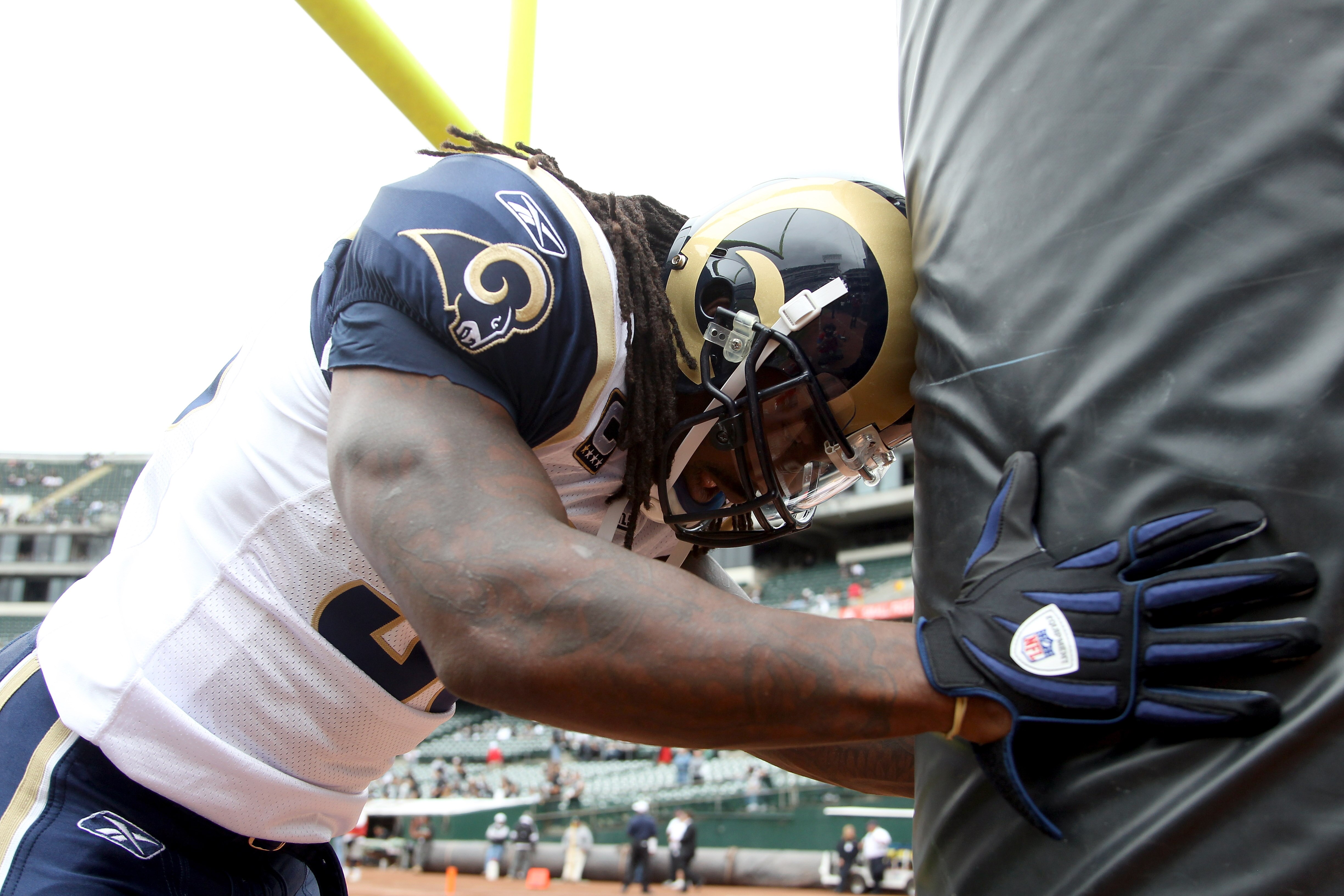 OAKLAND, CA - SEPTEMBER 19:  Steven Jackson #39 of the St. Louis Rams warms up before their game against the Oakland Raiders at the Oakland-Alameda County Coliseum on September 19, 2010 in Oakland, California.  (Photo by Ezra Shaw/Getty Images)