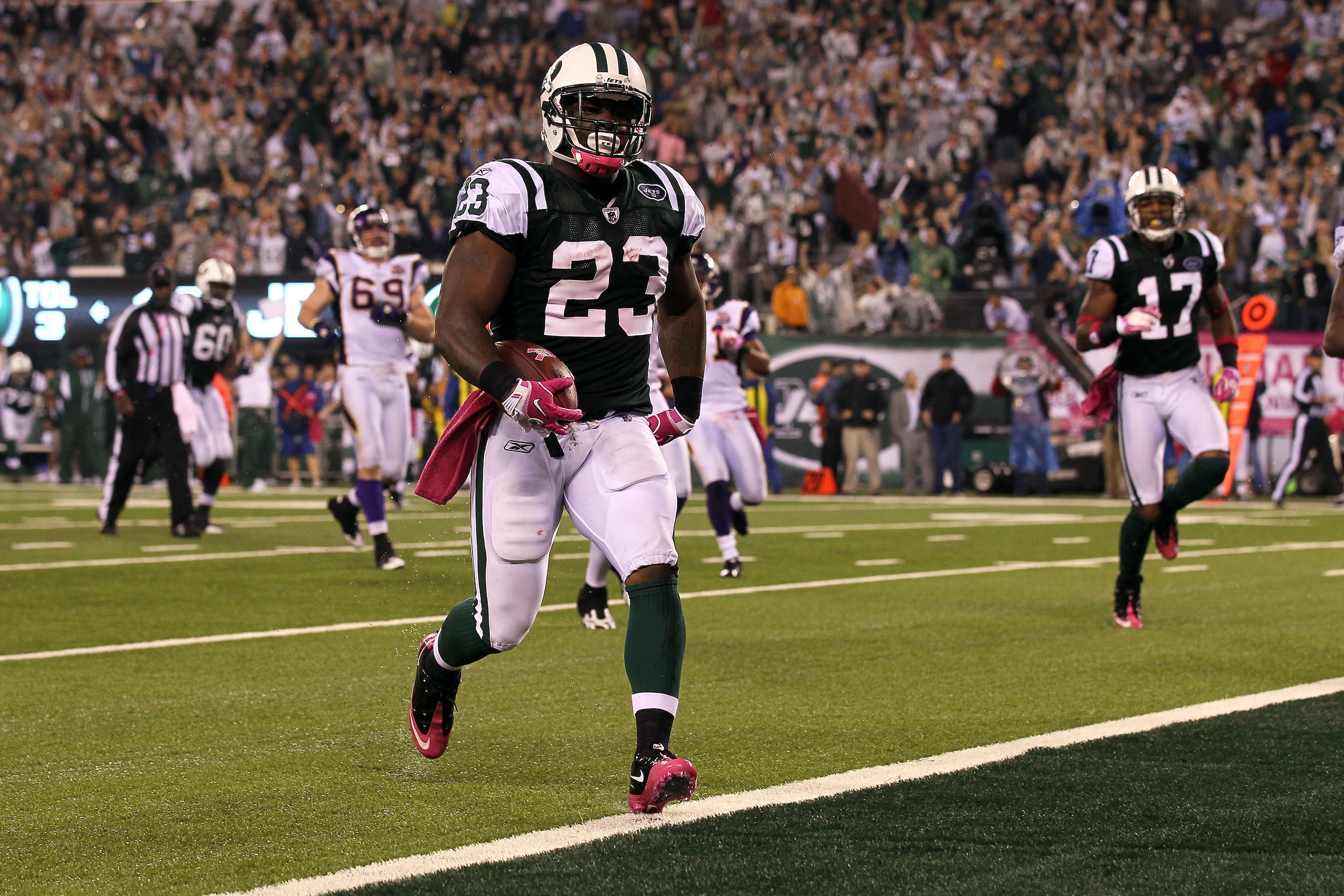EAST RUTHERFORD, NJ - OCTOBER 11:  Shonn Green #23 of the New York Jets runs for a 23-yard rushing touchdown in the fourth quarter against the Minnesota Vikings at New Meadowlands Stadium on October 11, 2010 in East Rutherford, New Jersey.  (Photo by Jim 