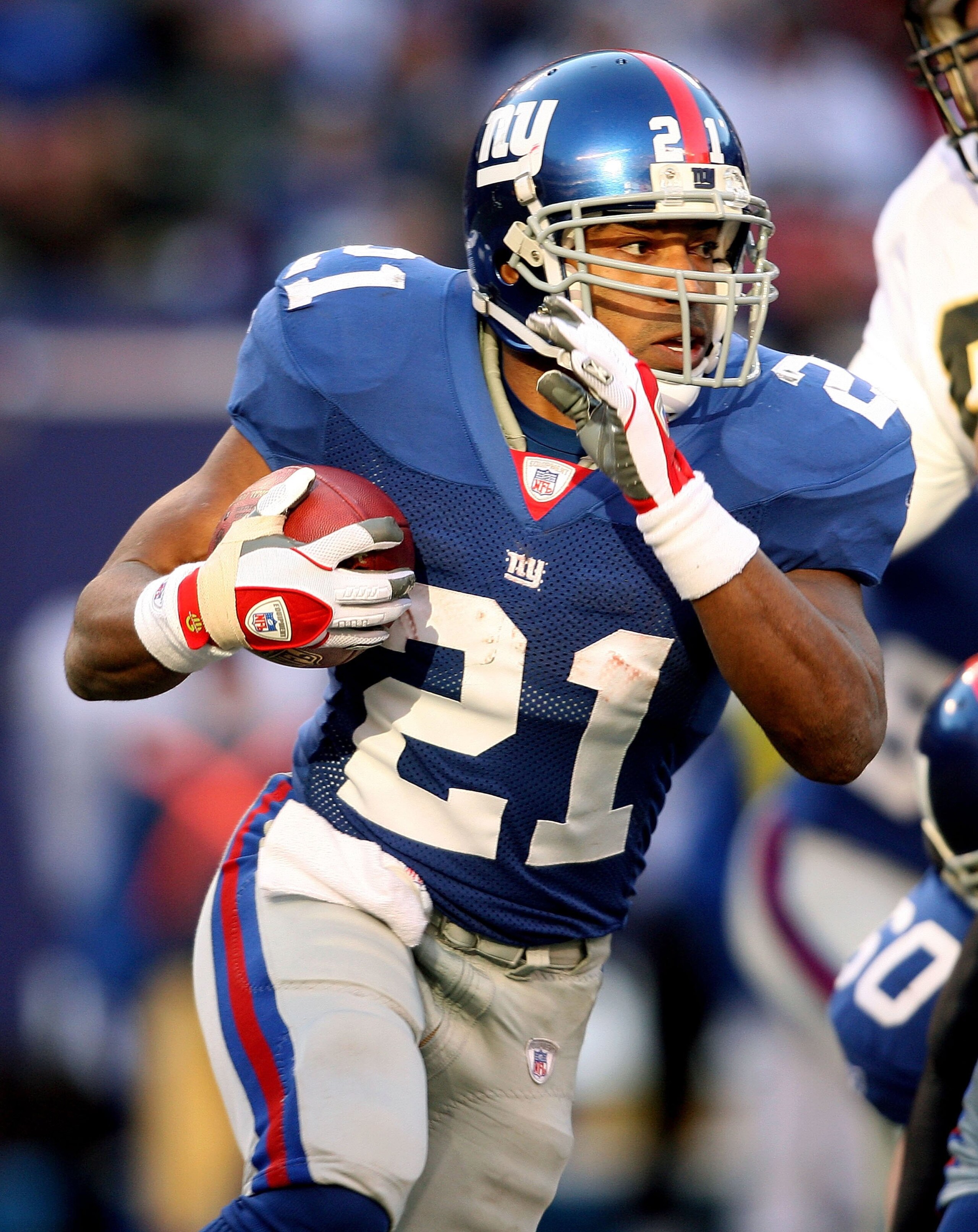 EAST RUTHERFORD, NJ - DECEMBER 24:  Tiki Barber #21 of the New York Giants runs the ball against the New Orleans Saints on December 24, 2006 at Giants Stadium in East Rutherford, New Jersey.  (Photo by Nick Laham/Getty Images)