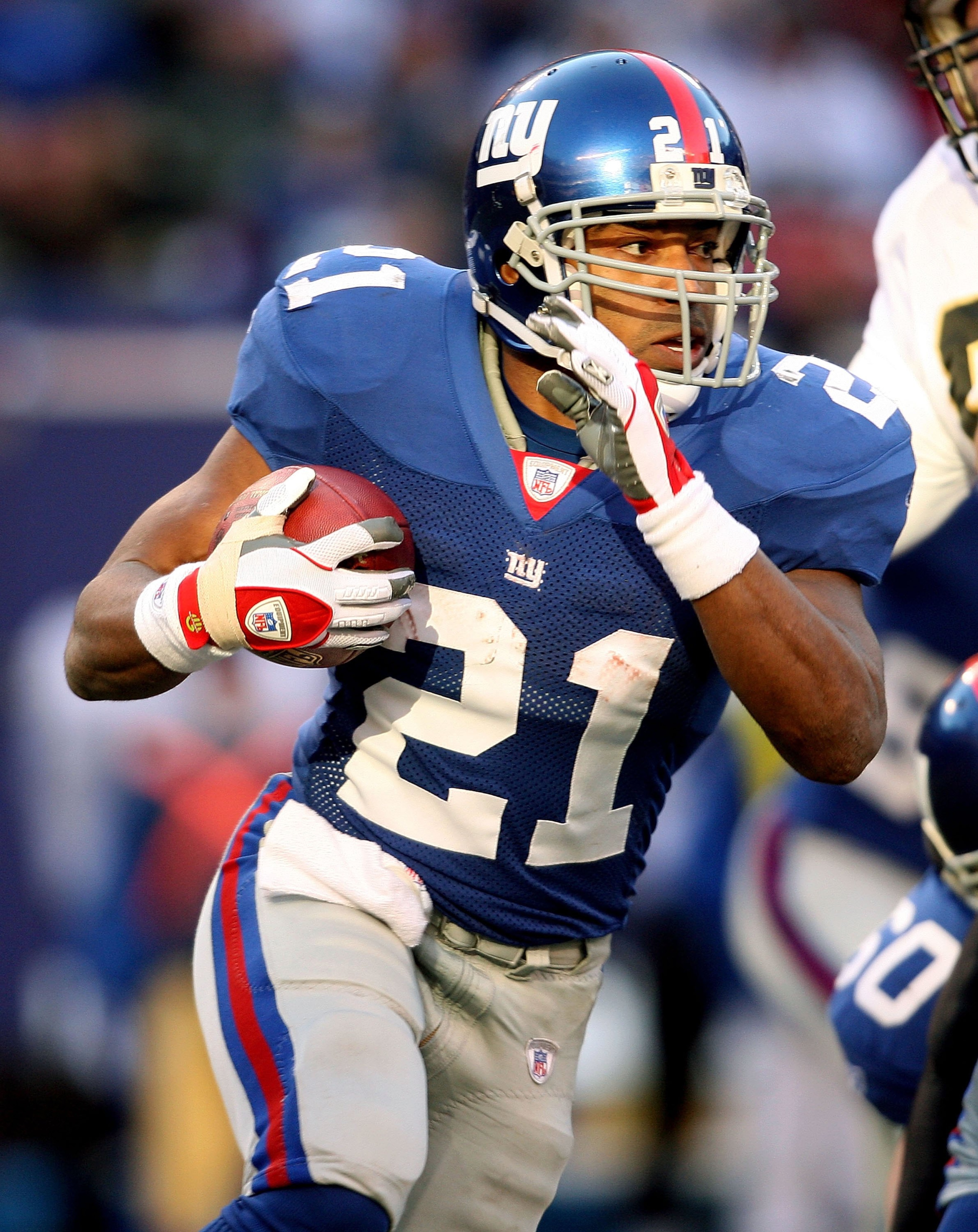 EAST RUTHERFORD, NJ - DECEMBER 24:  Tiki Barber #21 of the New York Giants runs the ball against the New Orleans Saints on December 24, 2006 at Giants Stadium in East Rutherford, New Jersey.  (Photo by Nick Laham/Getty Images)
