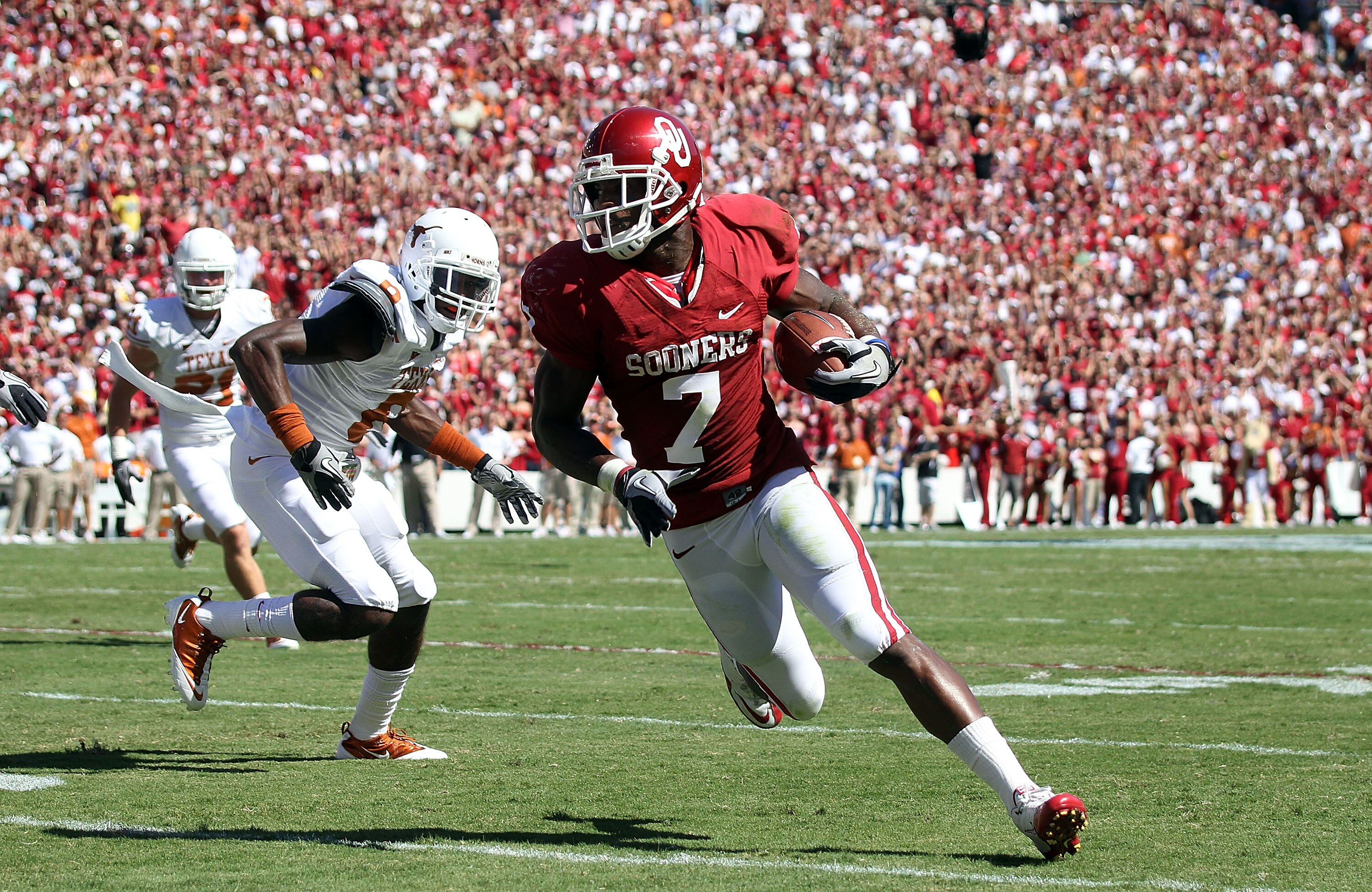 DALLAS - OCTOBER 02:  Running back Demarco Murray #7 of the Oklahoma Sooners runs for a touchdown past James Haynes #8 of the Texas Longhorns in the first quarter at the Cotton Bowl on October 2, 2010 in Dallas, Texas.  (Photo by Ronald Martinez/Getty Ima