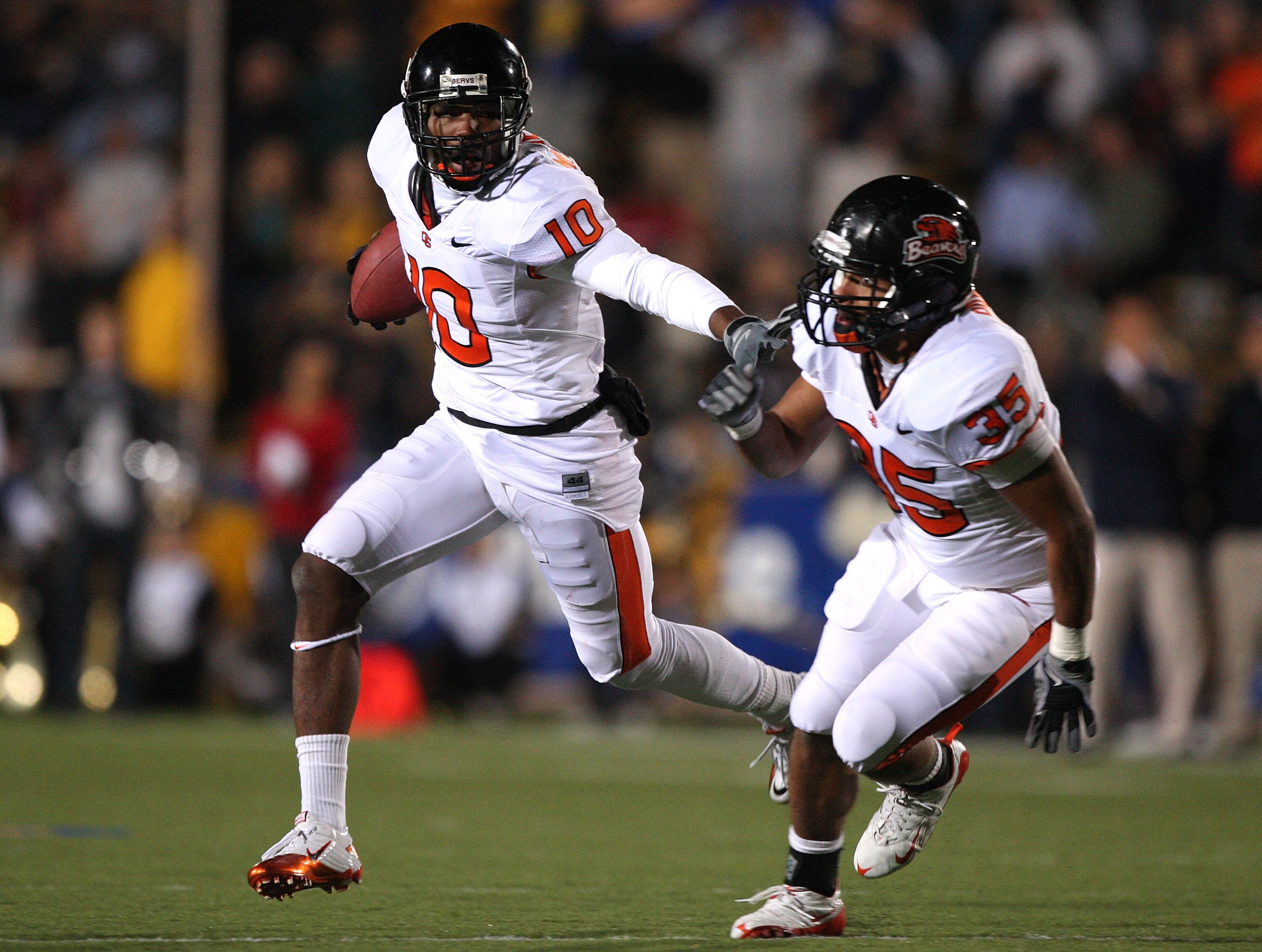 BERKELEY, CA - NOVEMBER 07:  Lance Mitchell #10 of the Oregon State Beavers returns an interception against the California Golden Bears at California Memorial Stadium on November 7, 2009 in Berkeley, California.  (Photo by Jed Jacobsohn/Getty Images)