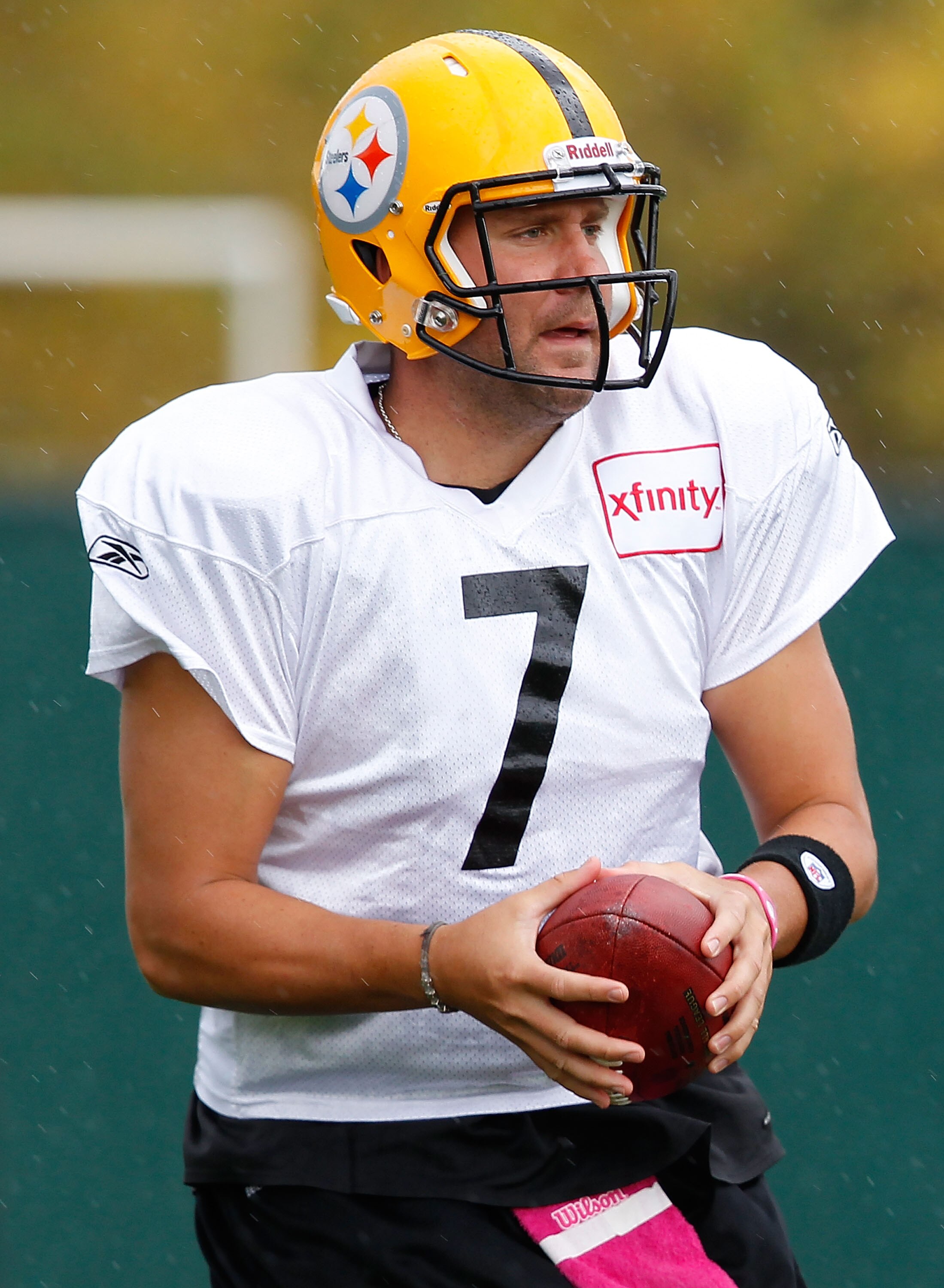 PITTSBURGH - OCTOBER 14:  Ben Roethlisberger #7 of the Pittsburgh Steelers practices at the Pittsburgh Steelers South Side training facility on October 14, 2010 in Pittsburgh, Pennsylvania.  (Photo by Jared Wickerham/Getty Images)