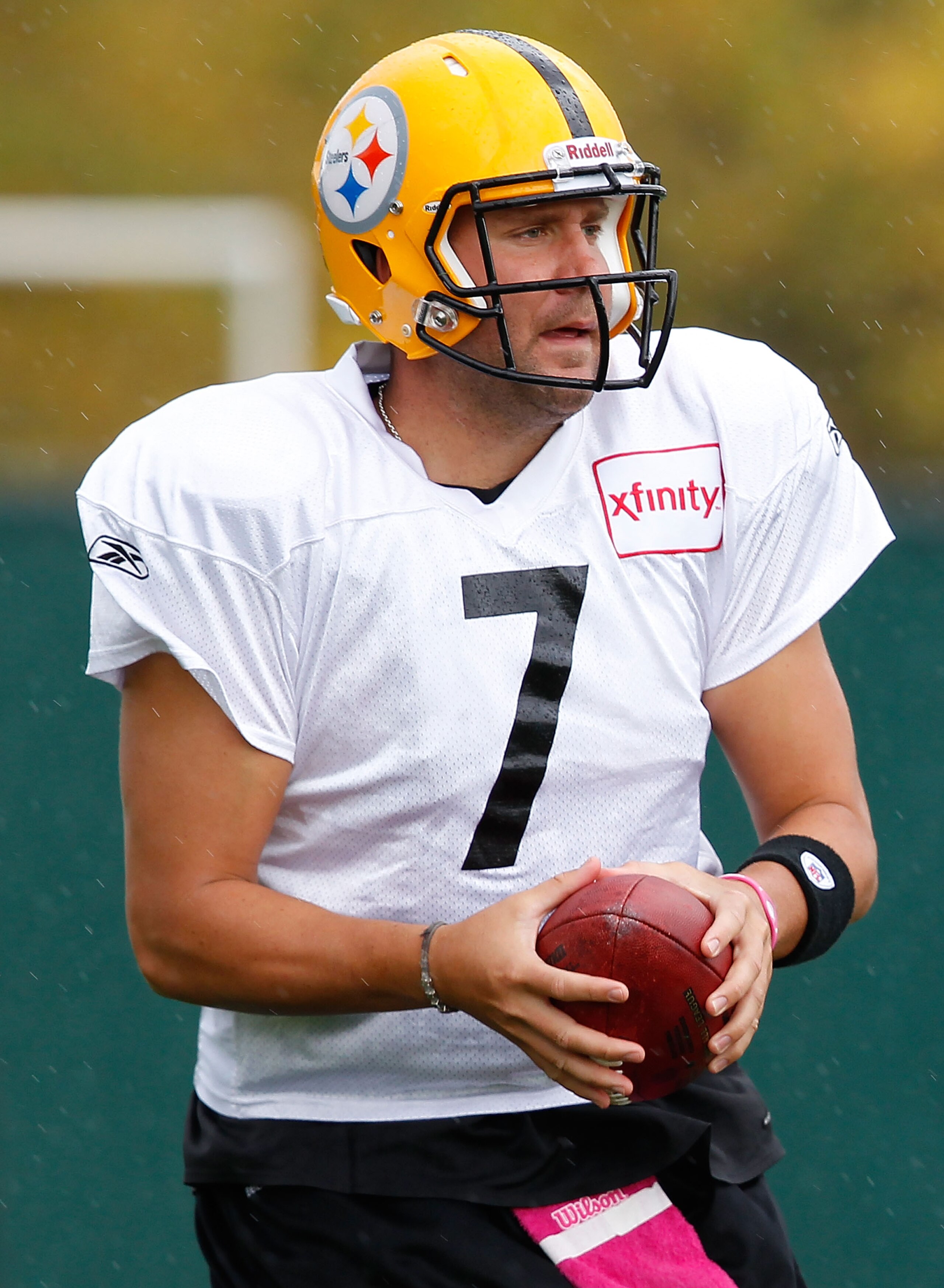 PITTSBURGH - OCTOBER 14:  Ben Roethlisberger #7 of the Pittsburgh Steelers practices at the Pittsburgh Steelers South Side training facility on October 14, 2010 in Pittsburgh, Pennsylvania.  (Photo by Jared Wickerham/Getty Images)