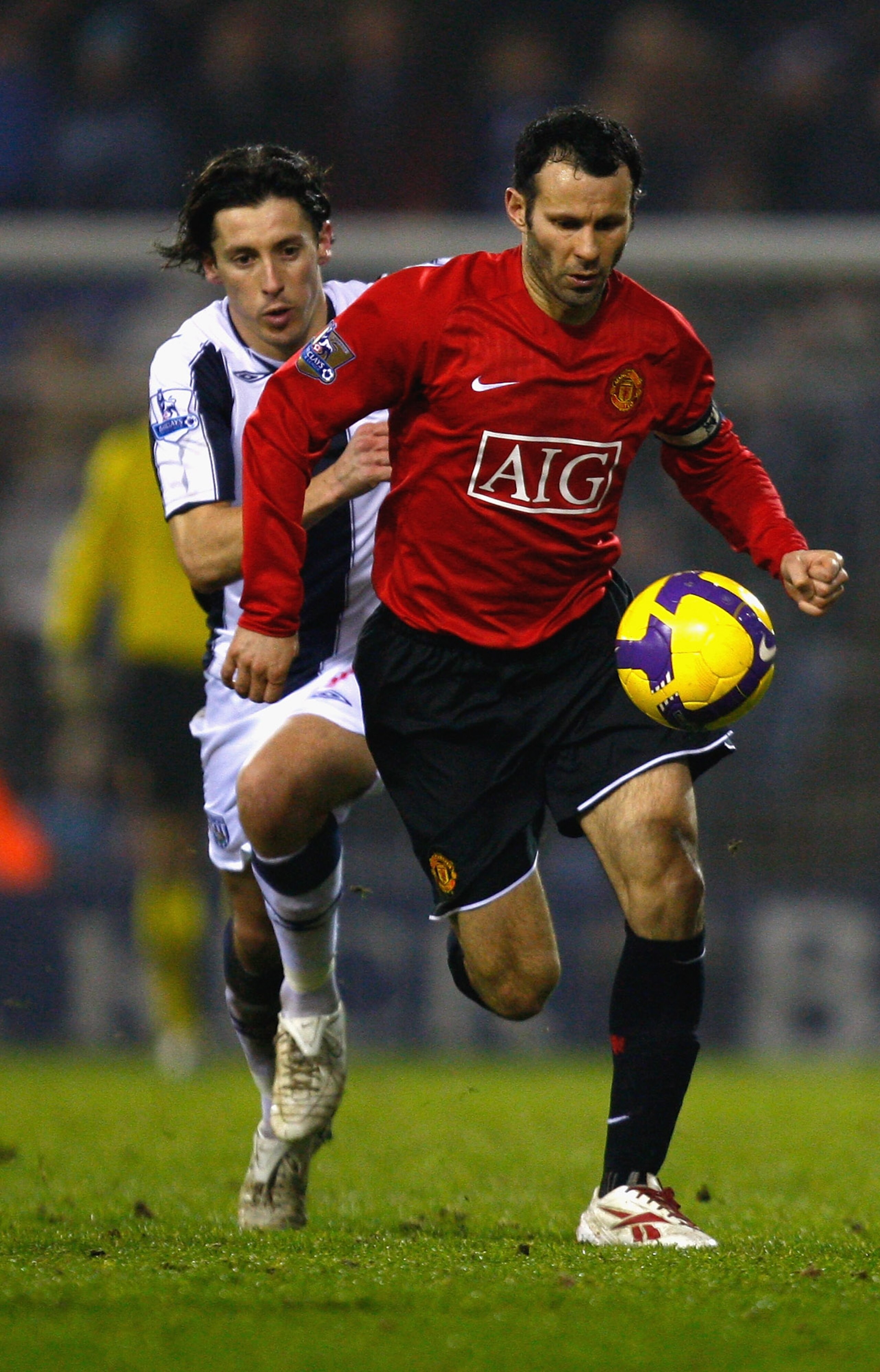 WEST BROMWICH, UNITED KINGDOM -JANUARY 27:  Ryan Giggs of Manchester United is pursued by Robert Koren of West Bromwich Albion during the Barclays Premier League match between West Bromwich Albion and Manchester United at The Hawthorns on January 27, 2009