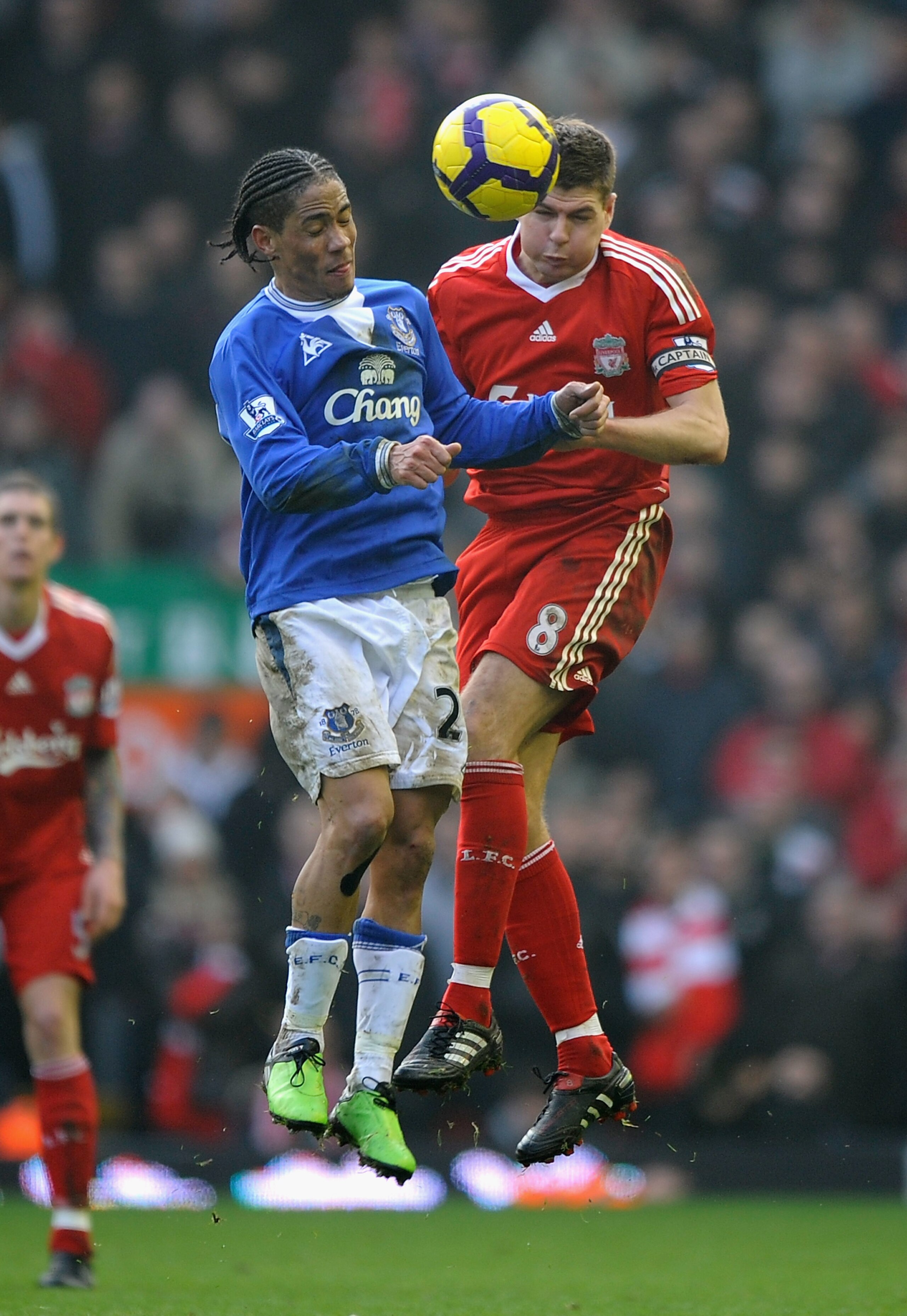 LIVERPOOL, ENGLAND - FEBRUARY 06:  Steven Pienaar of Everton competes for the ball with Steven Gerrard of Liverpool during the Barclays Premier League match between Liverpool and Everton at Anfield on February 6, 2010 in Liverpool, England.  (Photo by Lau