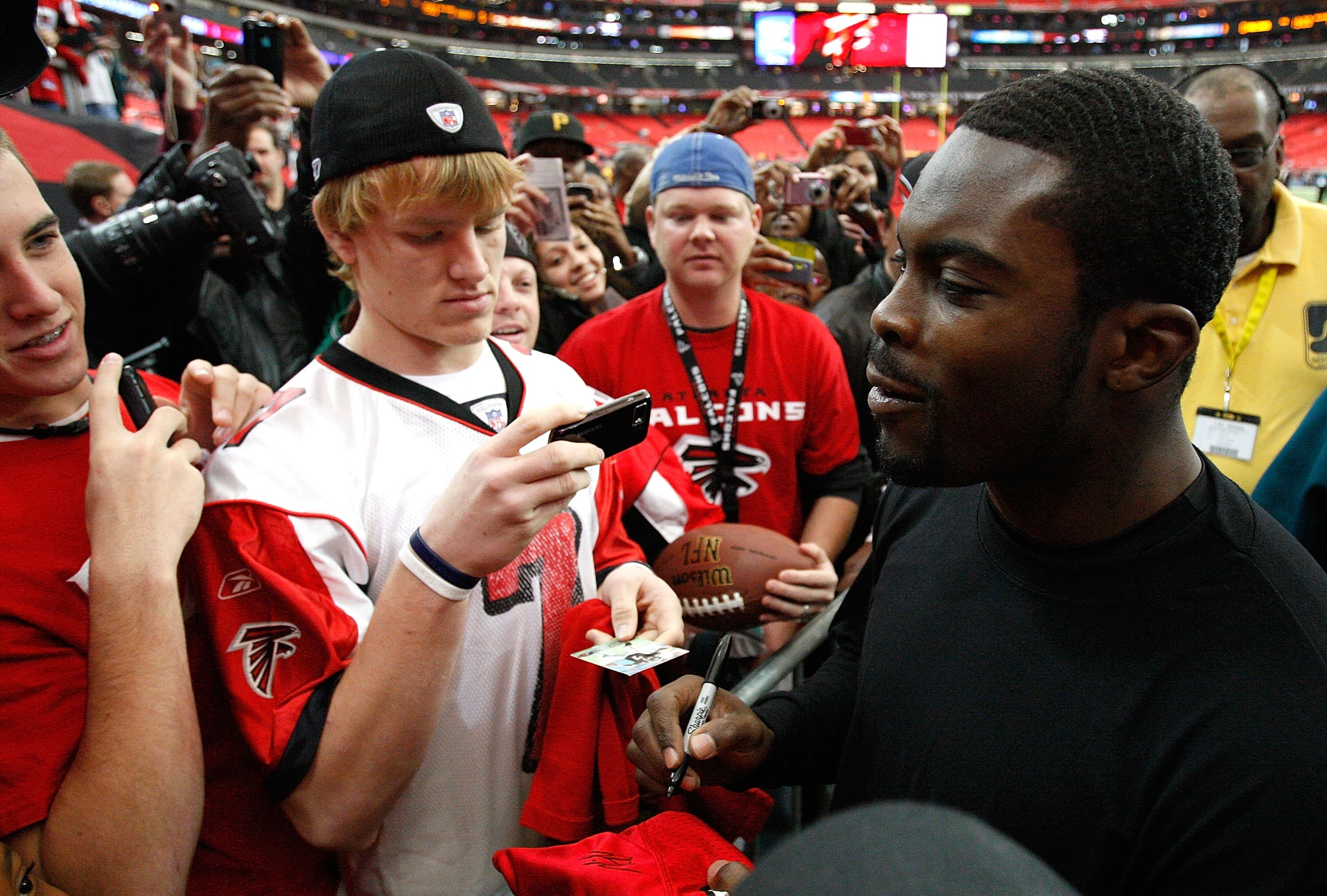 ATLANTA - DECEMBER 06:  Michael Vick #7 of the Philadelphia Eagles is greeted by fans of the Atlanta Falcons before the game at Georgia Dome on December 6, 2009 in Atlanta, Georgia.  (Photo by Kevin C. Cox/Getty Images)