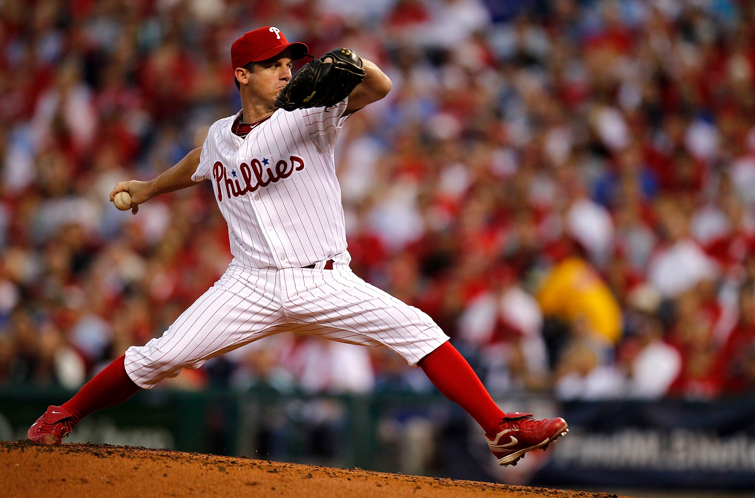 PHILADELPHIA - OCTOBER 08: Roy Oswalt #44 of the Philadelphia Phillies pitches in Game 2 of the NLDS against the Cincinnati Reds at Citizens Bank Park on October 8, 2010 in Philadelphia, Pennsylvania. (Photo by Jeff Zelevansky/Getty Images) PHILADELPHIA - OCTOBER 08: Roy Oswalt #44 of the Philadelphia Phillies pitches in Game 2 of the NLDS against the Cincinnati Reds at Citizens Bank Park on October 8, 2010 in Philadelphia, Pennsylvania. (Photo by Jeff Zelevansky/Getty Images)