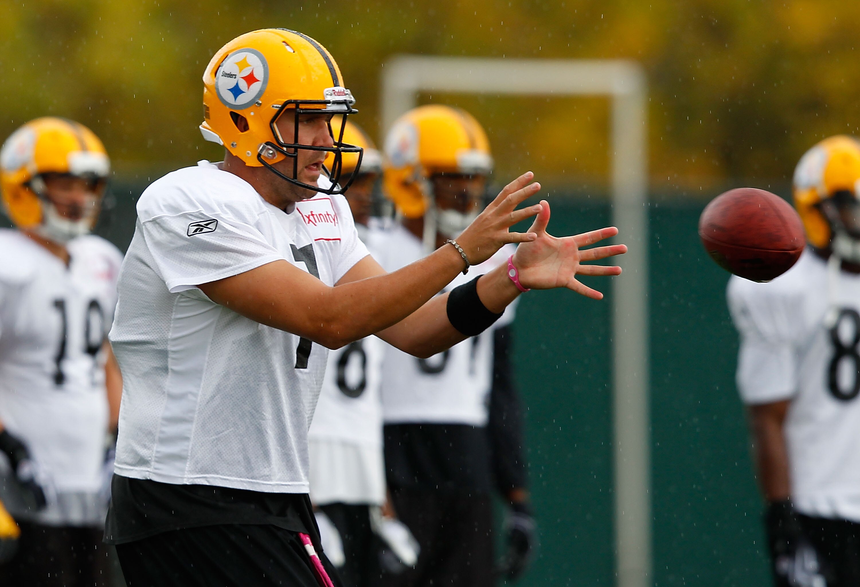 PITTSBURGH - OCTOBER 14:  Ben Roethlisberger #7 of the Pittsburgh Steelers practices at the Pittsburgh Steelers South Side training facility on October 14, 2010 in Pittsburgh, Pennsylvania.  (Photo by Jared Wickerham/Getty Images)