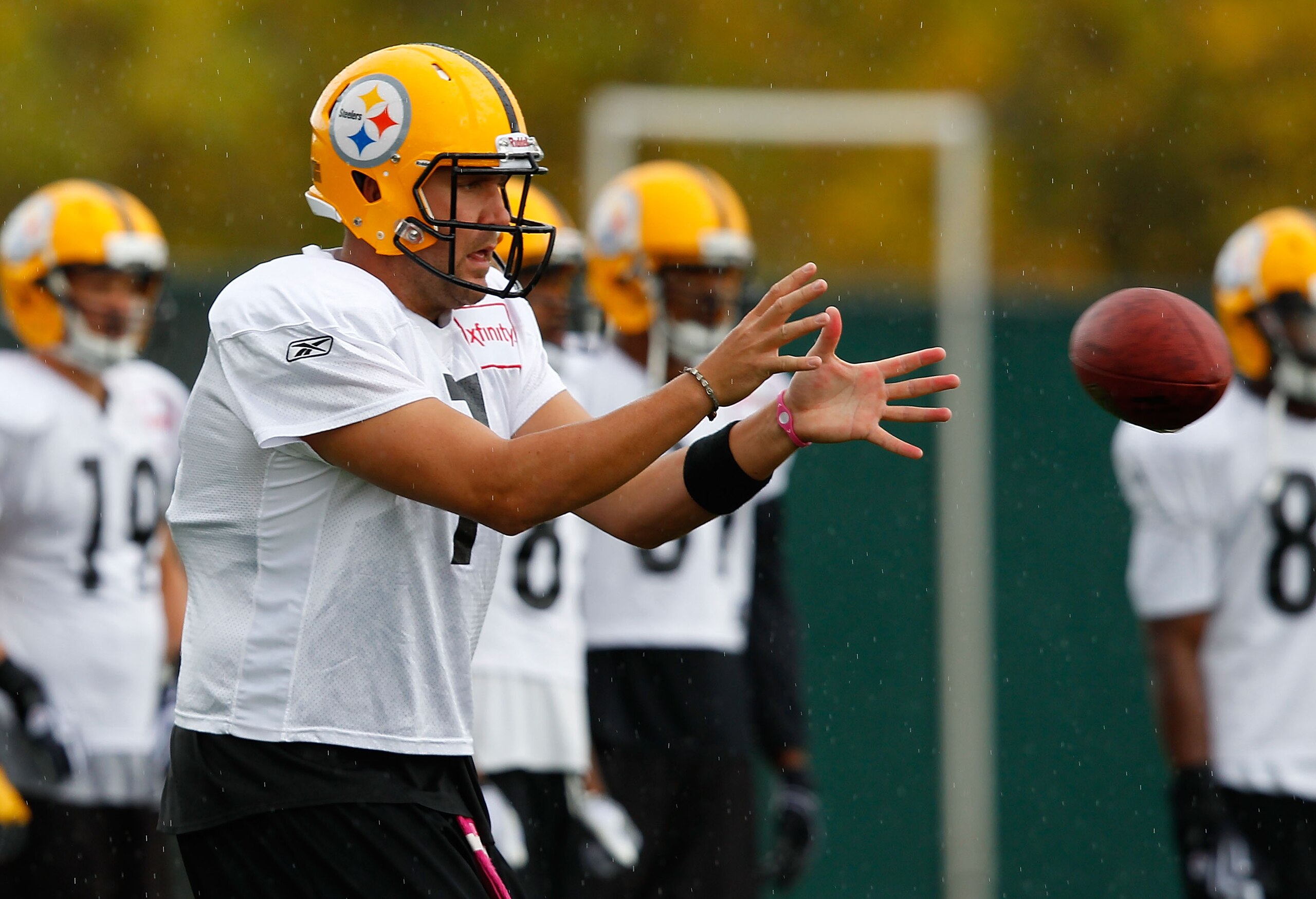 PITTSBURGH - OCTOBER 14:  Ben Roethlisberger #7 of the Pittsburgh Steelers practices at the Pittsburgh Steelers South Side training facility on October 14, 2010 in Pittsburgh, Pennsylvania.  (Photo by Jared Wickerham/Getty Images)