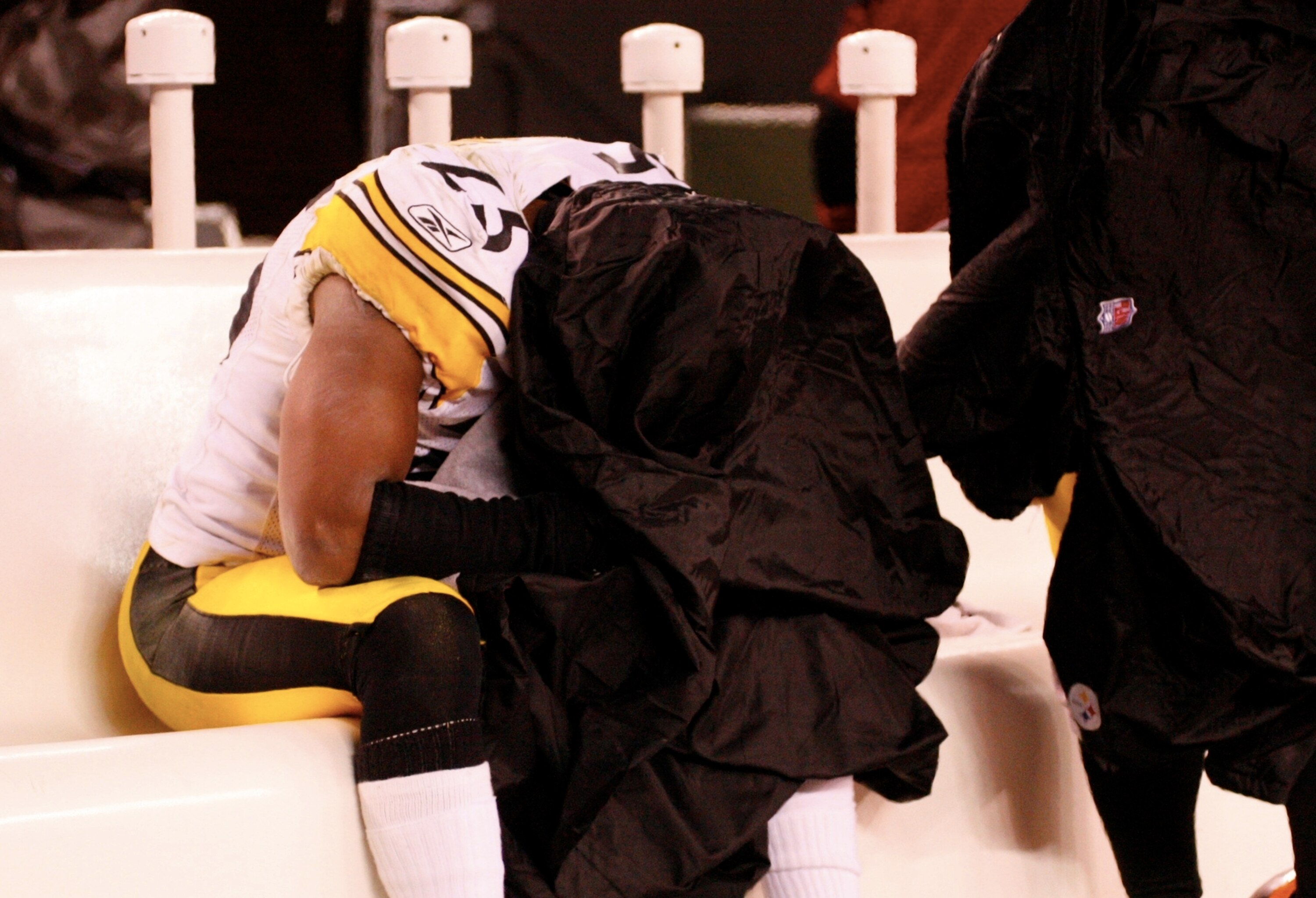 CLEVELAND - DECEMBER 10: Ryan Clark #25 of the Pittsburgh Steelers sits on the bench towards the end of the game against the Cleveland Browns at Cleveland Browns Stadium on December 10, 2009 in Cleveland, Ohio. (Photo by Gregory Shamus/Getty Images)