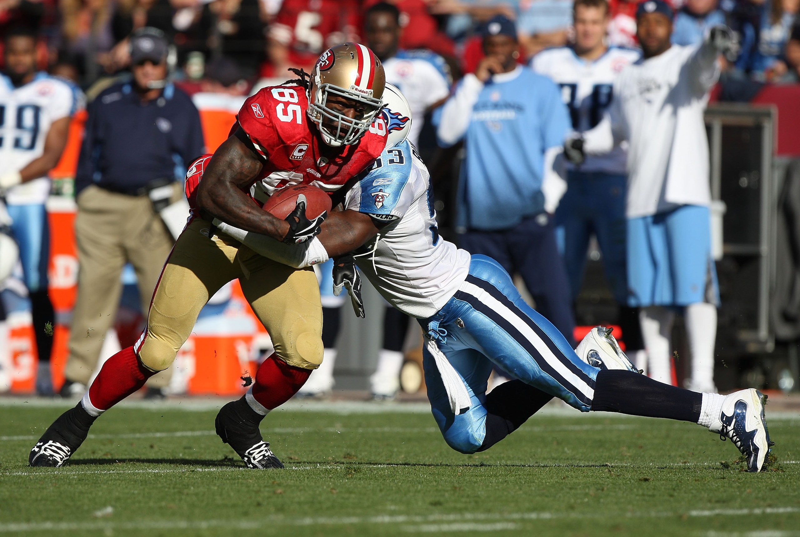 SAN FRANCISCO - NOVEMBER 08:  Vernon Davis #85 of the San Francisco 49ers in action against the Tennessee Titans during an NFL game on November 8, 2009 at Candlestick Park in San Francisco, California.  (Photo by Jed Jacobsohn/Getty Images)