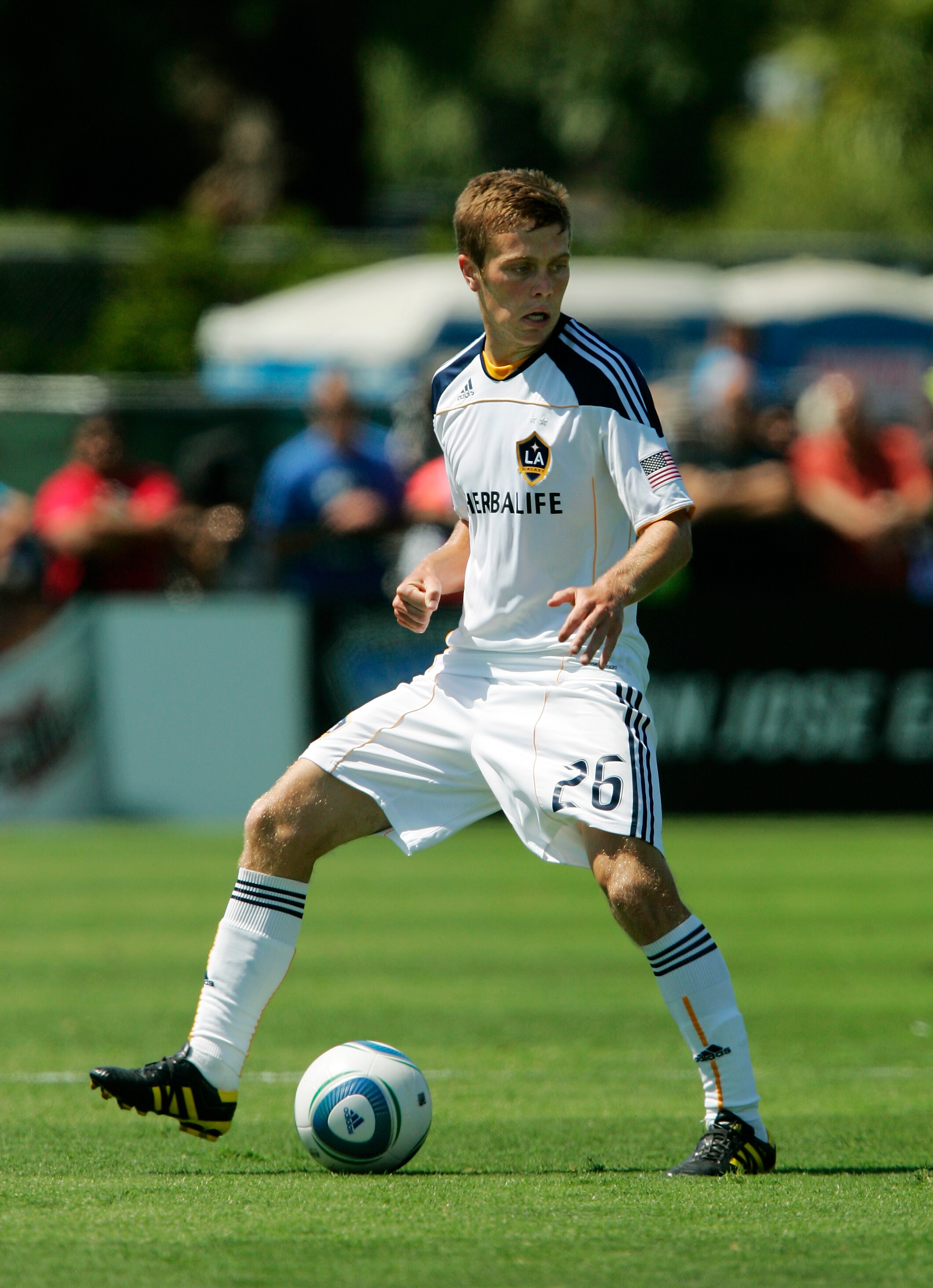 SANTA CLARA, CA - AUGUST 21:  Michael Stpehens #26 of the Los Angeles Galaxy looks for a teammate against the San Jose Earthquakes on August 21, 2010 at Buck Shaw Stadium in Santa Clara, California.  The Earthquakes won 1-0. (Photo by Brian Bahr/Getty Ima