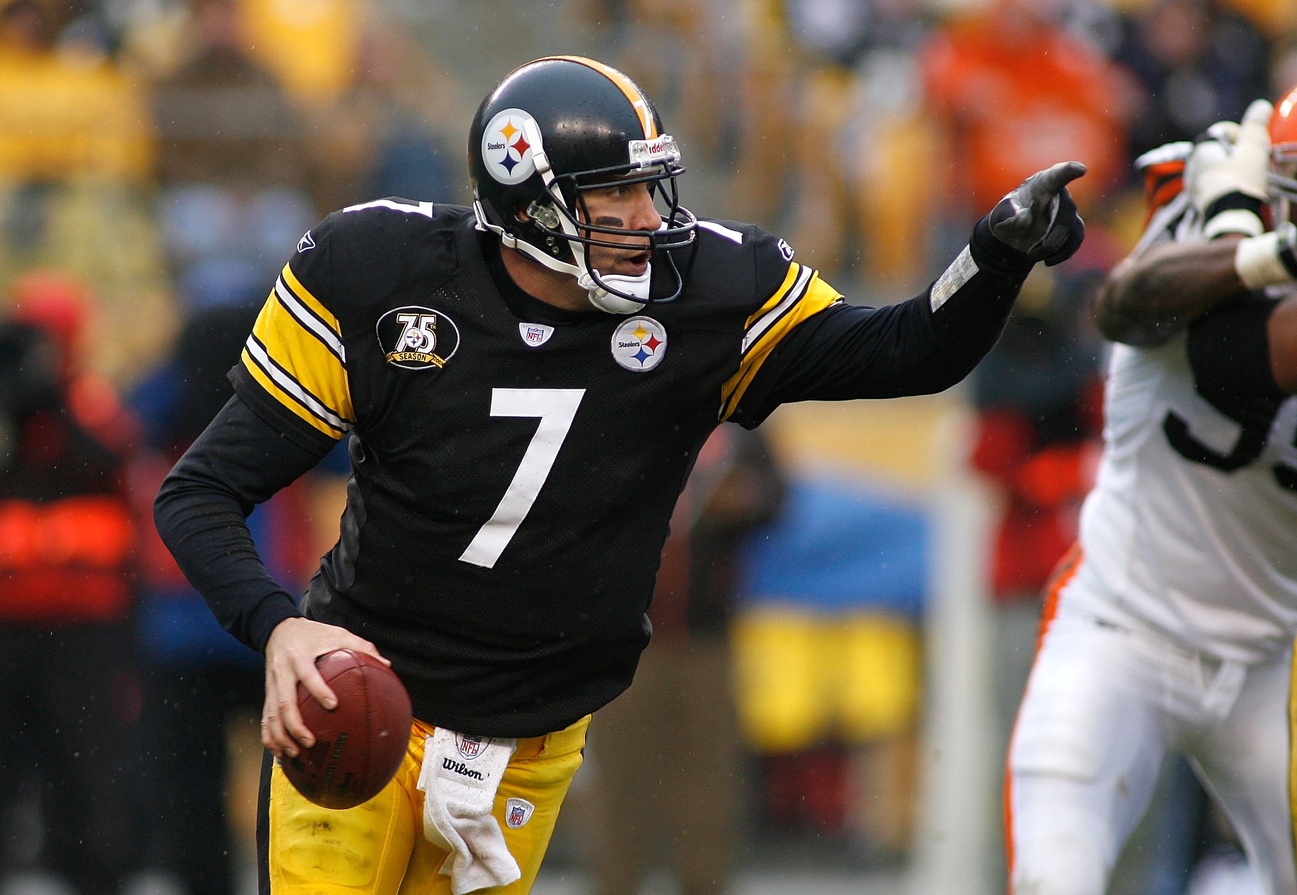 PITTSBURGH - NOVEMBER 11: Ben Roethlisberger #7 of the Pittsburgh Steelers directs on the run against the Cleveland Browns on November 11, 2007 at Heinz Field in Pittsburgh, Pennsylvania. The Steelers won 31-28. (Photo by Rick Stewart/Getty Images)