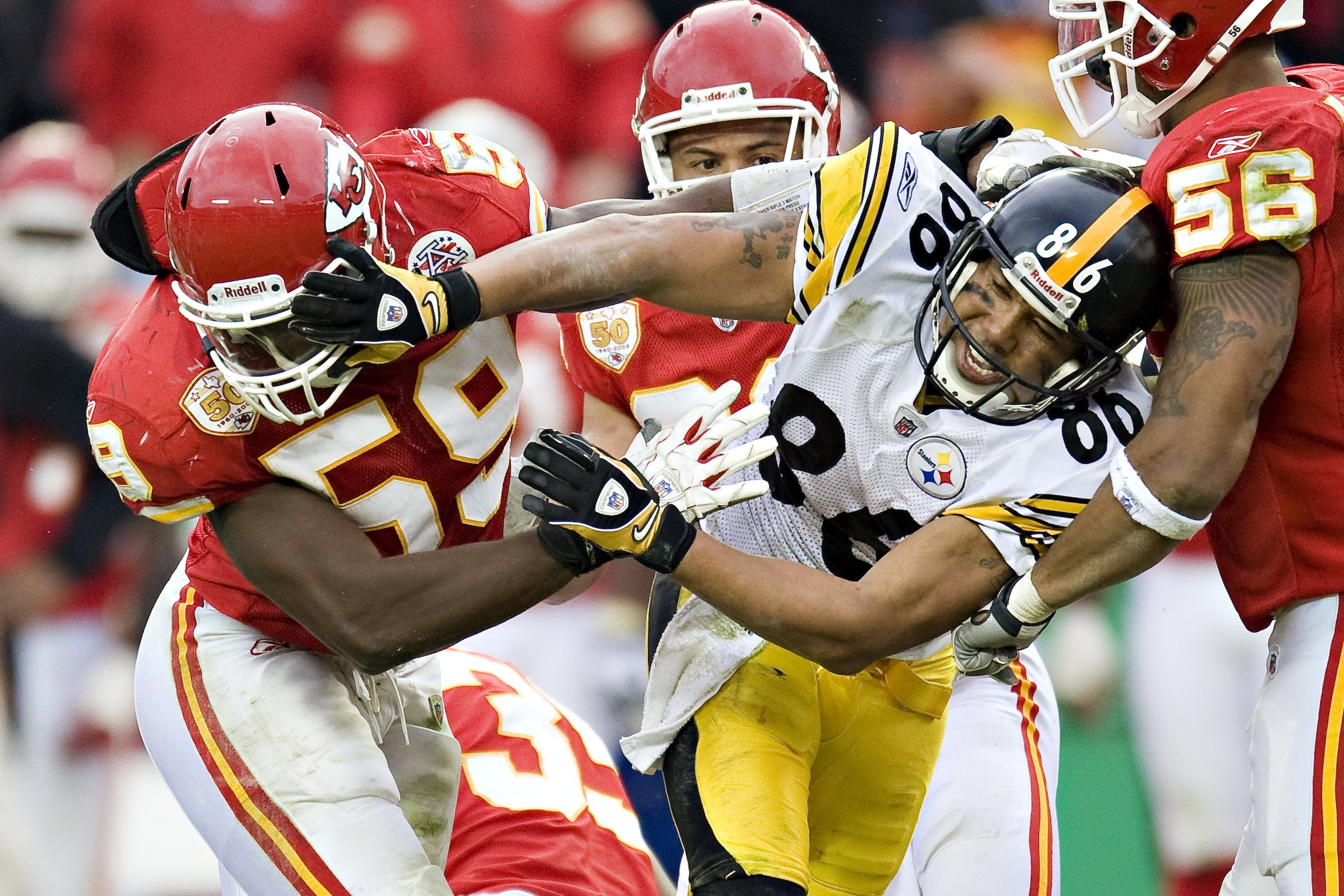 KANSAS CITY, MO - NOVEMBER 22:  Wide receiver Hines Ward #86 of the Pittsburgh Steelers and linebacker Jovan Belcher #59 ofthe Kansas City Chiefs get in a shoving match at Arrowhead Stadium on November 22, 2009 in Kansas City, Missouri.  The Chiefs defeat