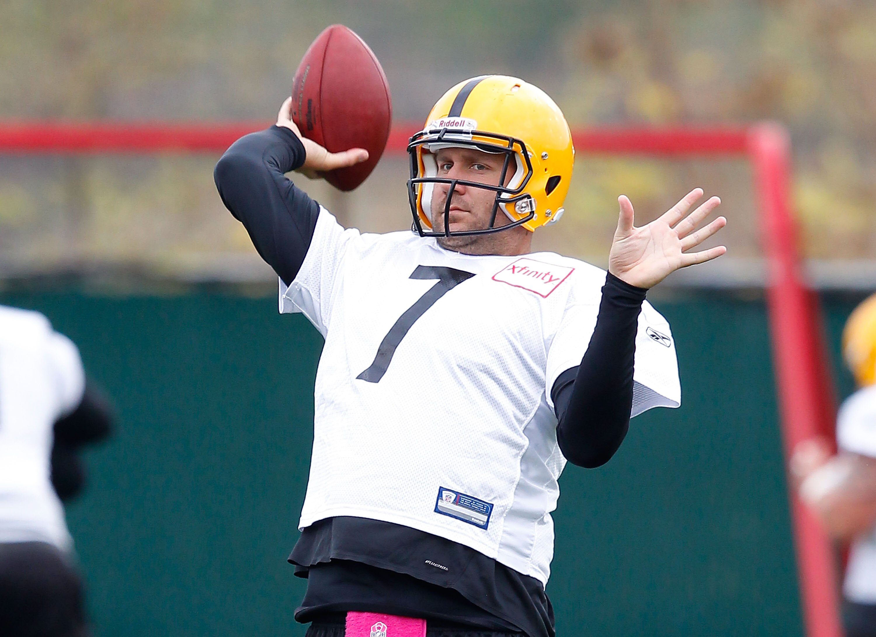 PITTSBURGH - OCTOBER 15:  Ben Roethlisberger #7 of the Pittsburgh Steelers practices at the Pittsburgh Steelers South Side training facility on October 15, 2010 in Pittsburgh, Pennsylvania.  (Photo by Jared Wickerham/Getty Images)