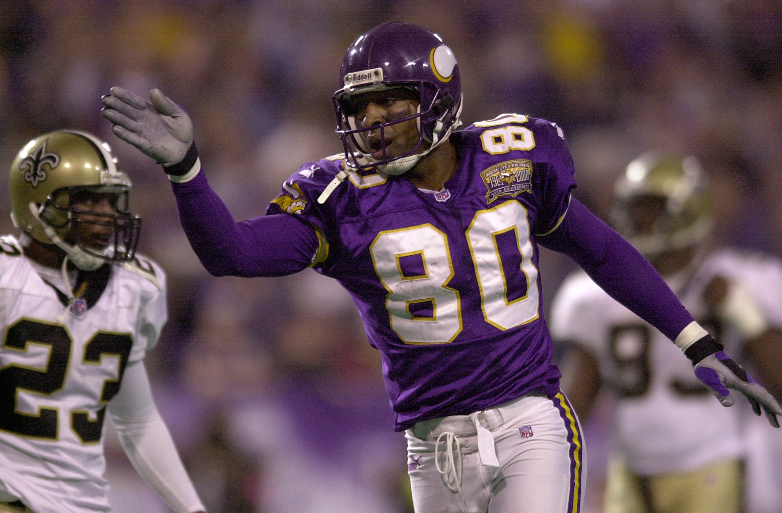 6 Jan 2001: Cris Carter #80 of the Minnesota Vikings signals his first down catch against the New Orleans Saints at the Hubert H. Humphrey Metrodome in Minneapolis, Minnesota. The Minnesota Vikings beat the New Orleans Saints 34-16. DIGITAL IMAGE. Mandato