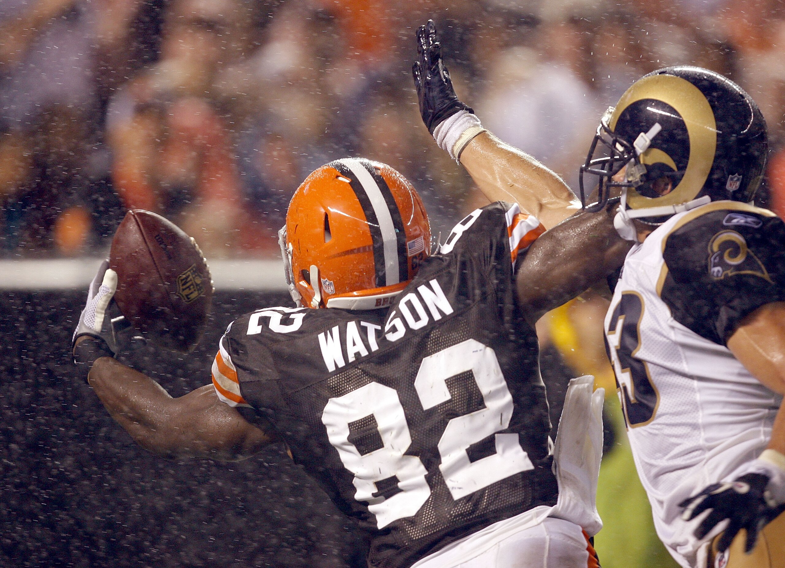 CLEVELAND - AUGUST 21:  Benjamin Watson #82 of the Cleveland Browns scores a touchdown in front of Craig Dahl #43 of the St. Louis Rams at Cleveland Browns Stadium on August 21, 2010 in Cleveland, Ohio.  (Photo by Matt Sullivan/Getty Images)