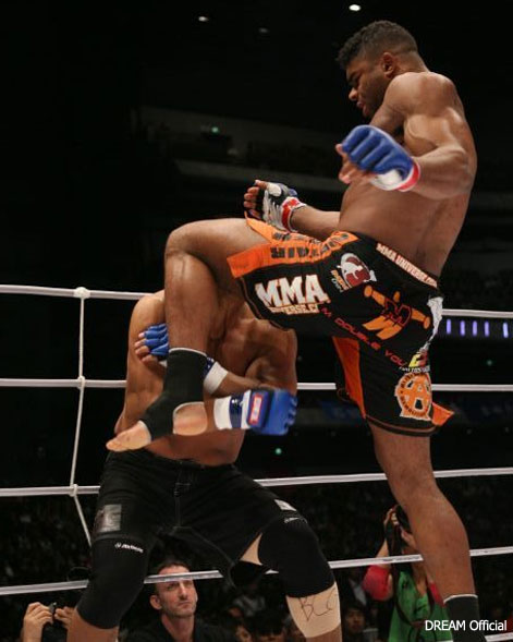 Alistair Overeem crushing Kazuyuki Fujita with his famous 'Uberknee'