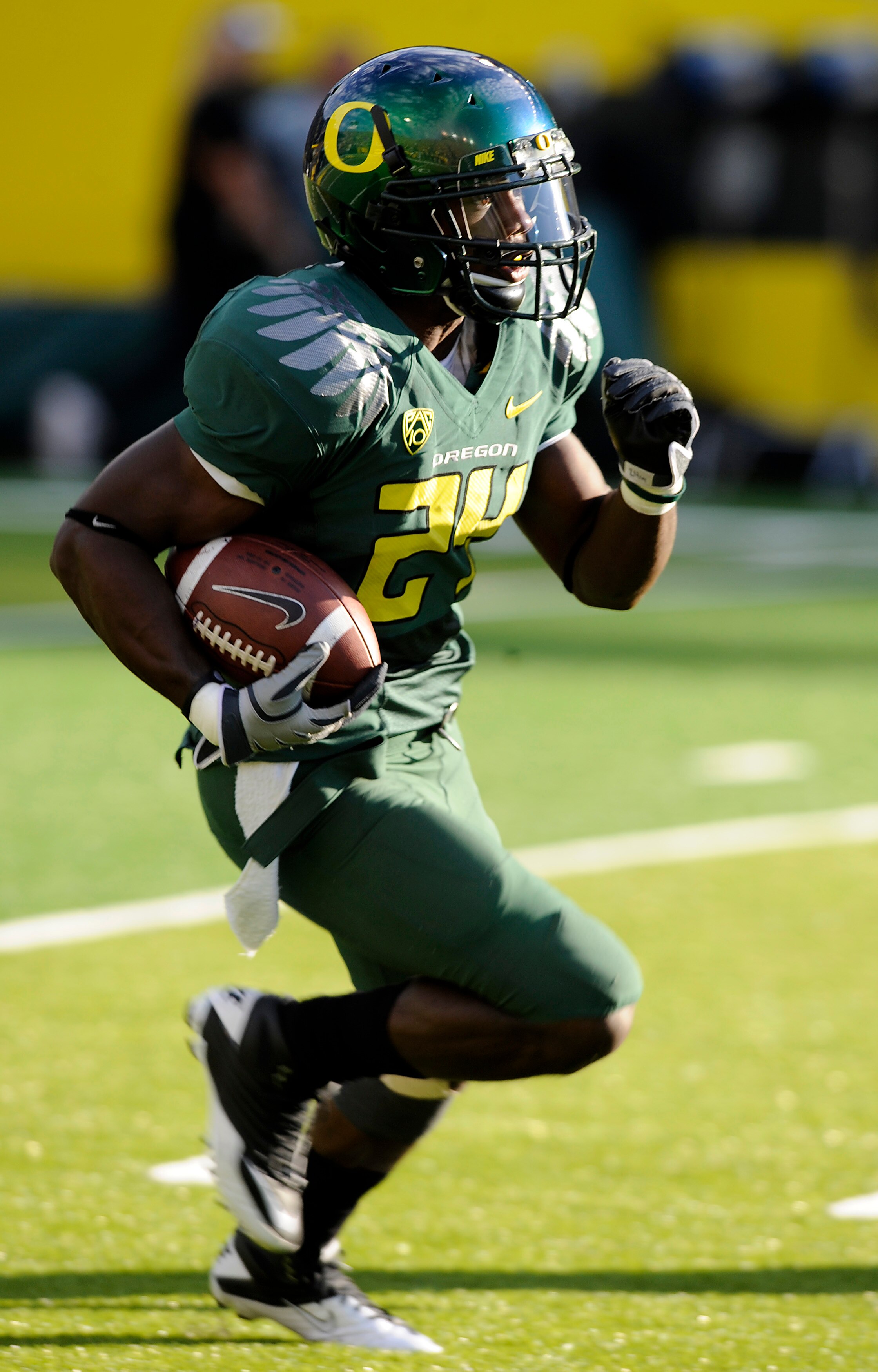EUGENE, OR - OCTOBER 2: Running back Kenjon Barner #24 of the Oregon Ducks runs back a kickoff in the first quarter of the game against the Stanford Cardinal at Autzen Stadium on October 2, 2010 in Eugene, Oregon. Oregon won the game 52-31. (Photo by Stev
