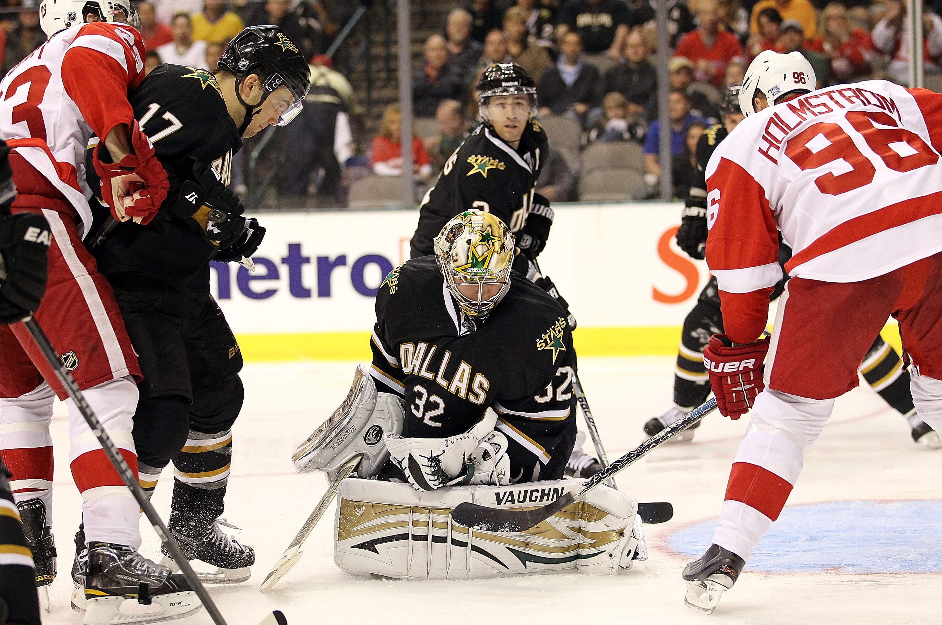 DALLAS - OCTOBER 14:  Goaltender Kari Lehtonen #32 of the Dallas Stars makes a save in front of Tomas Holmstrom #96 of the Detroit Red Wings at American Airlines Center on October 14, 2010 in Dallas, Texas.  (Photo by Ronald Martinez/Getty Images)