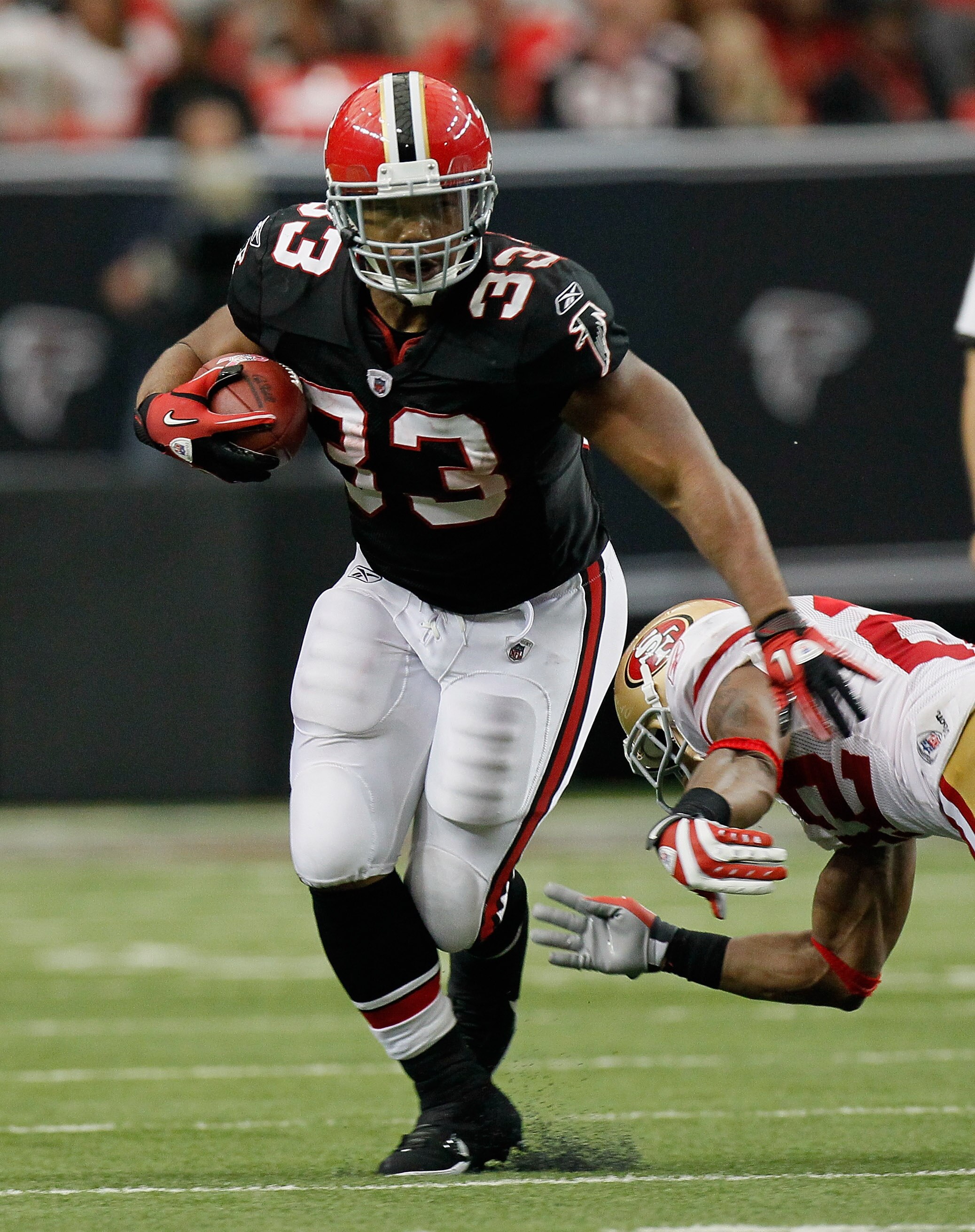 ATLANTA - OCTOBER 03:  Michael Turner #33 of the Atlanta Falcons against the San Francisco 49ers at Georgia Dome on October 3, 2010 in Atlanta, Georgia.  (Photo by Kevin C. Cox/Getty Images)