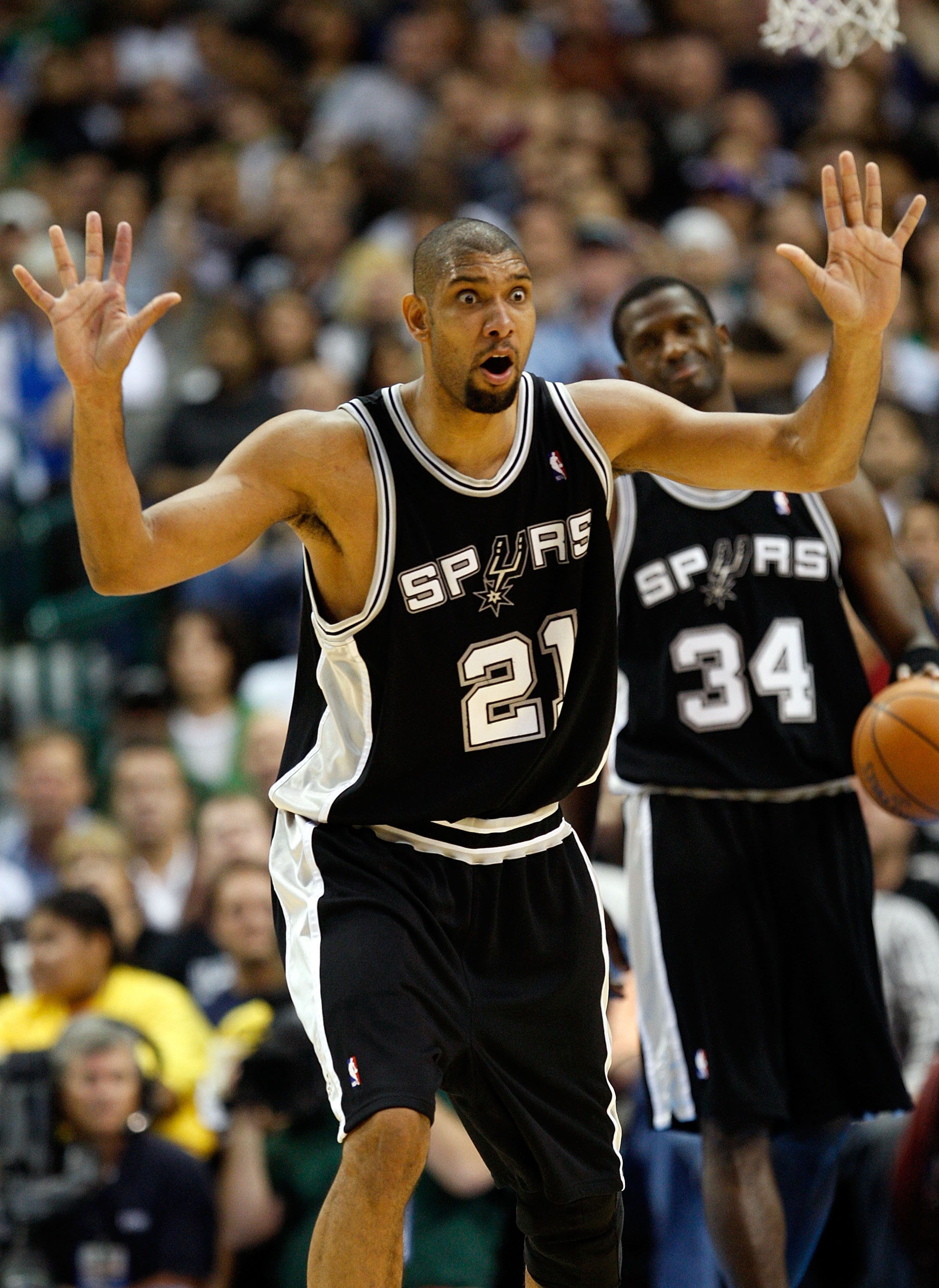 DALLAS - NOVEMBER 18:  Forward Tim Duncan #21 of the San Antonio Spurs reacts after called for a foul against the Dallas Mavericks on November 18, 2009 at American Airlines Center in Dallas, Texas.  NOTE TO USER: User expressly acknowledges and agrees tha