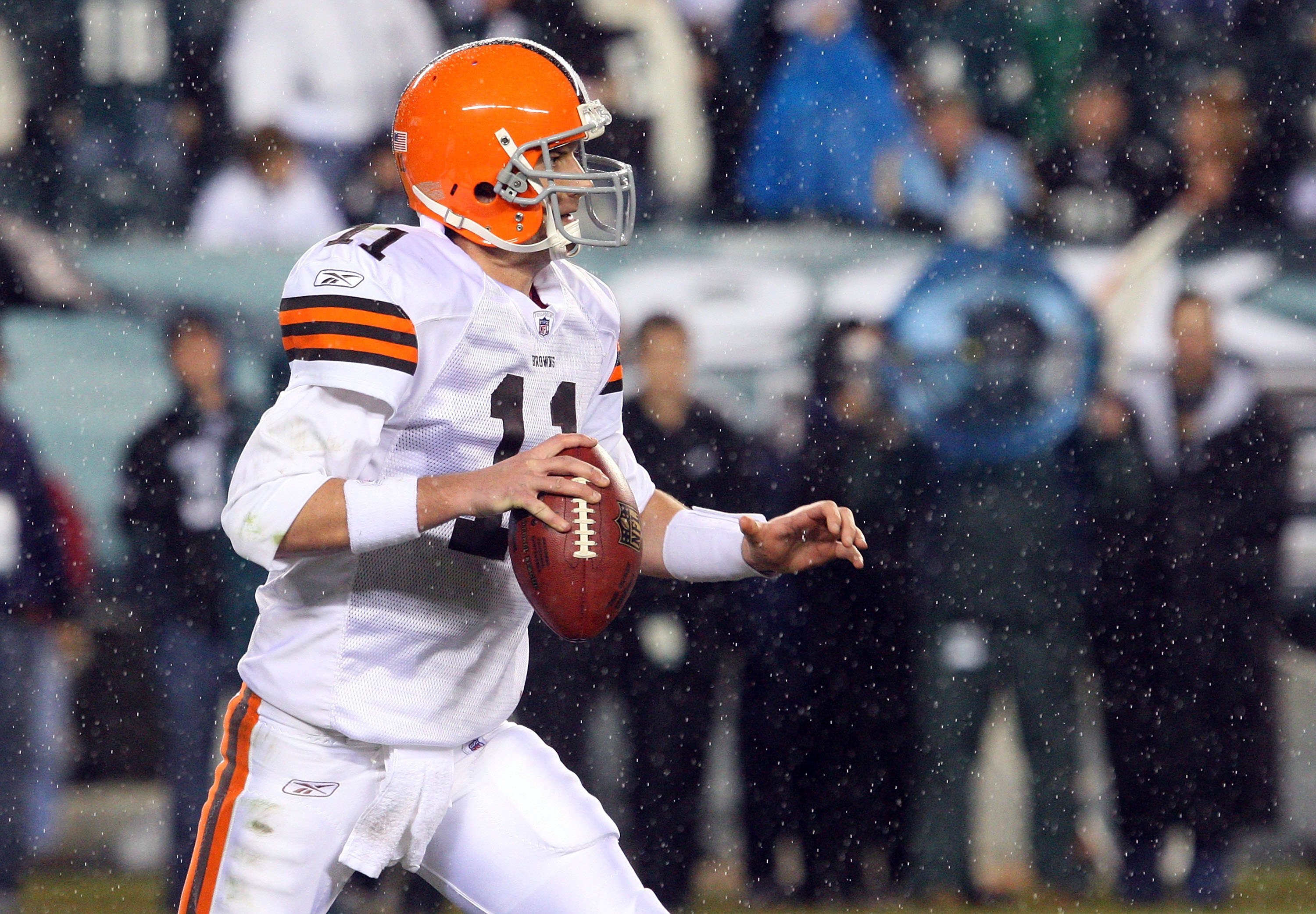 PHILADELPHIA - DECEMBER 15:  Quarterback Ken Dorsey #11 of the Cleveland Browns looks to pass against the Philadelphia Eagles on December 15, 2008 at Lincoln Financial Field in Philadelphia, Pennsylvania.  (Photo by Jim McIsaac/Getty Images)