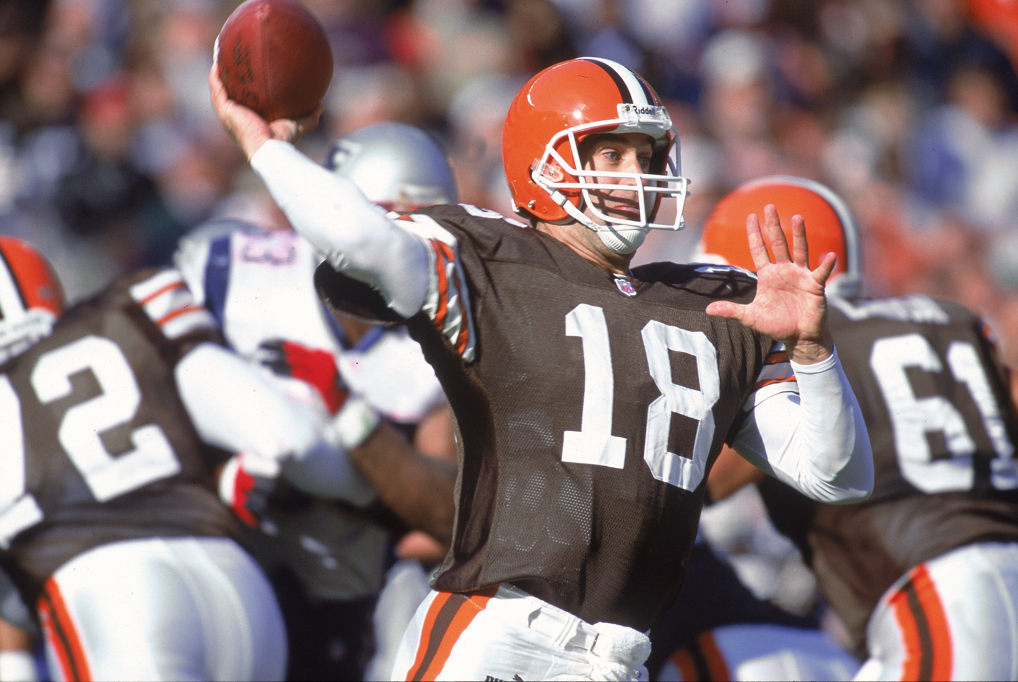 12 Nov 2000: Doug Pederson #18 of the Cleveland Browns throws a pass during the game against the New England Patriots at the Browns Stadium in Cleveland, Ohio.  The Browns defeated the Patriots 19-11.Mandatory Credit: Jonathan Daniel  /Allsport